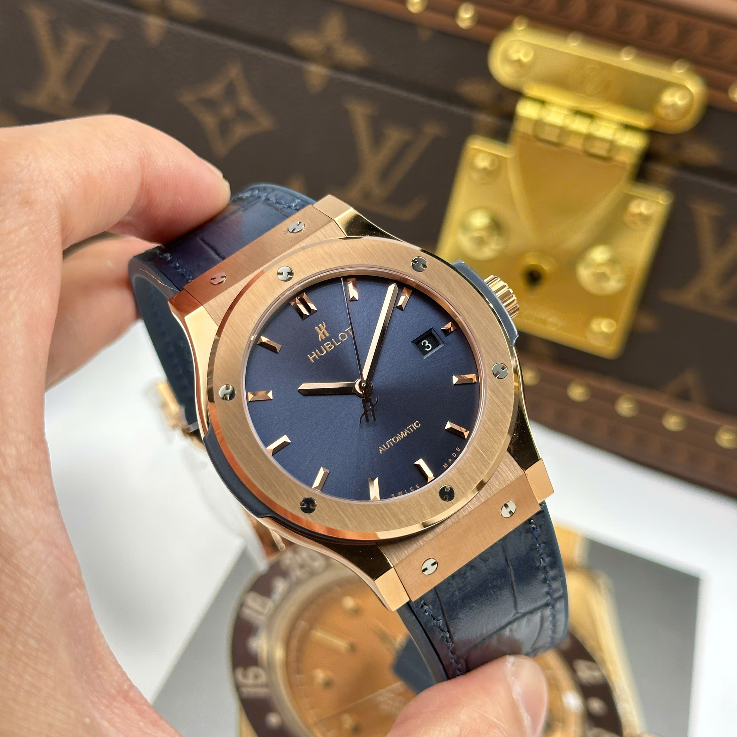 Hublot Classic Fusion King Gold Best Quality Replica Watch Rose Gold Plate Blue DIal Rubber Strap JJZ Factory 42mm (9)