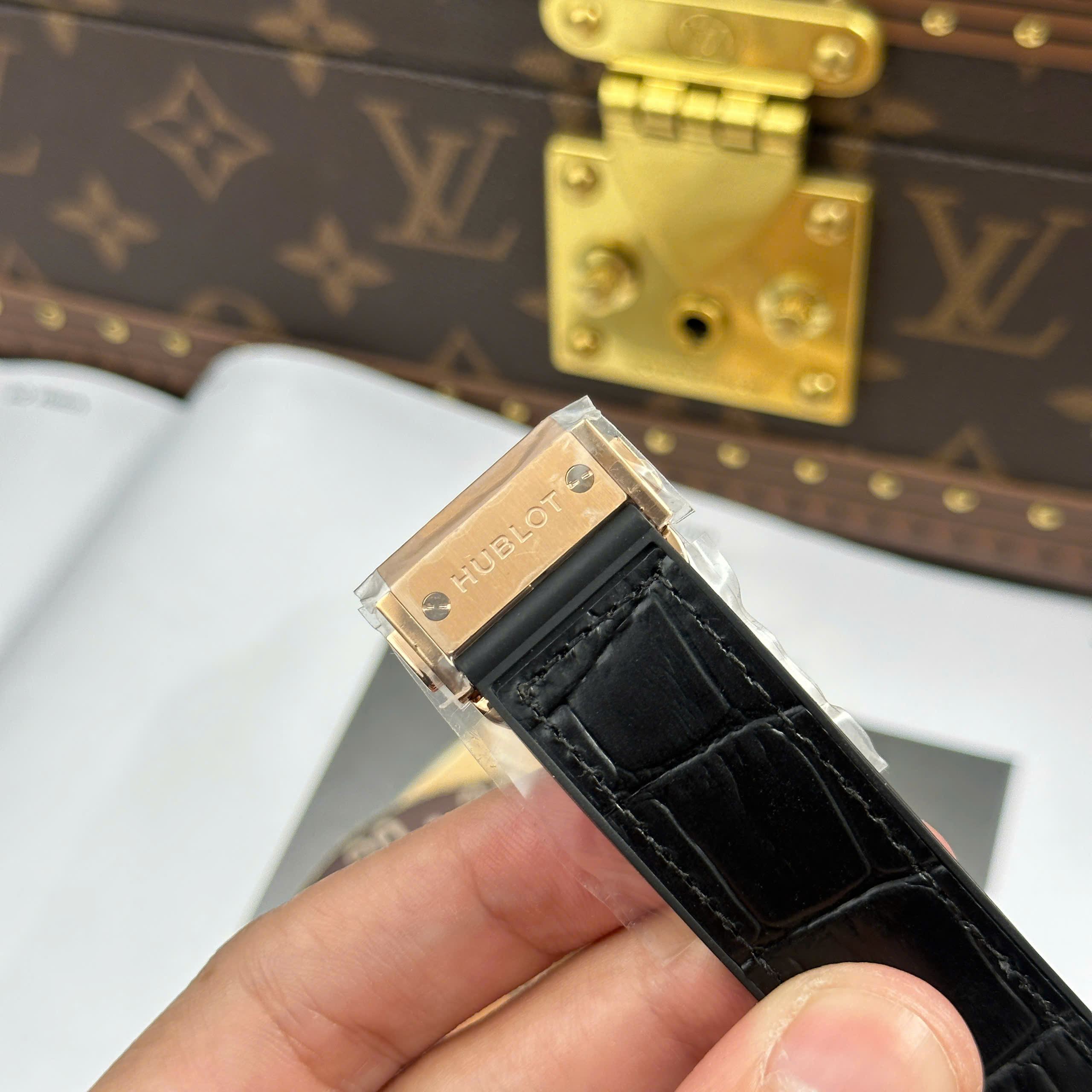 Hublot Classic Fusion King Gold Replica Watch Rose Gold Plate Titanium Case Black Dial Rubber Strap JJZ Factory 42mm (1)