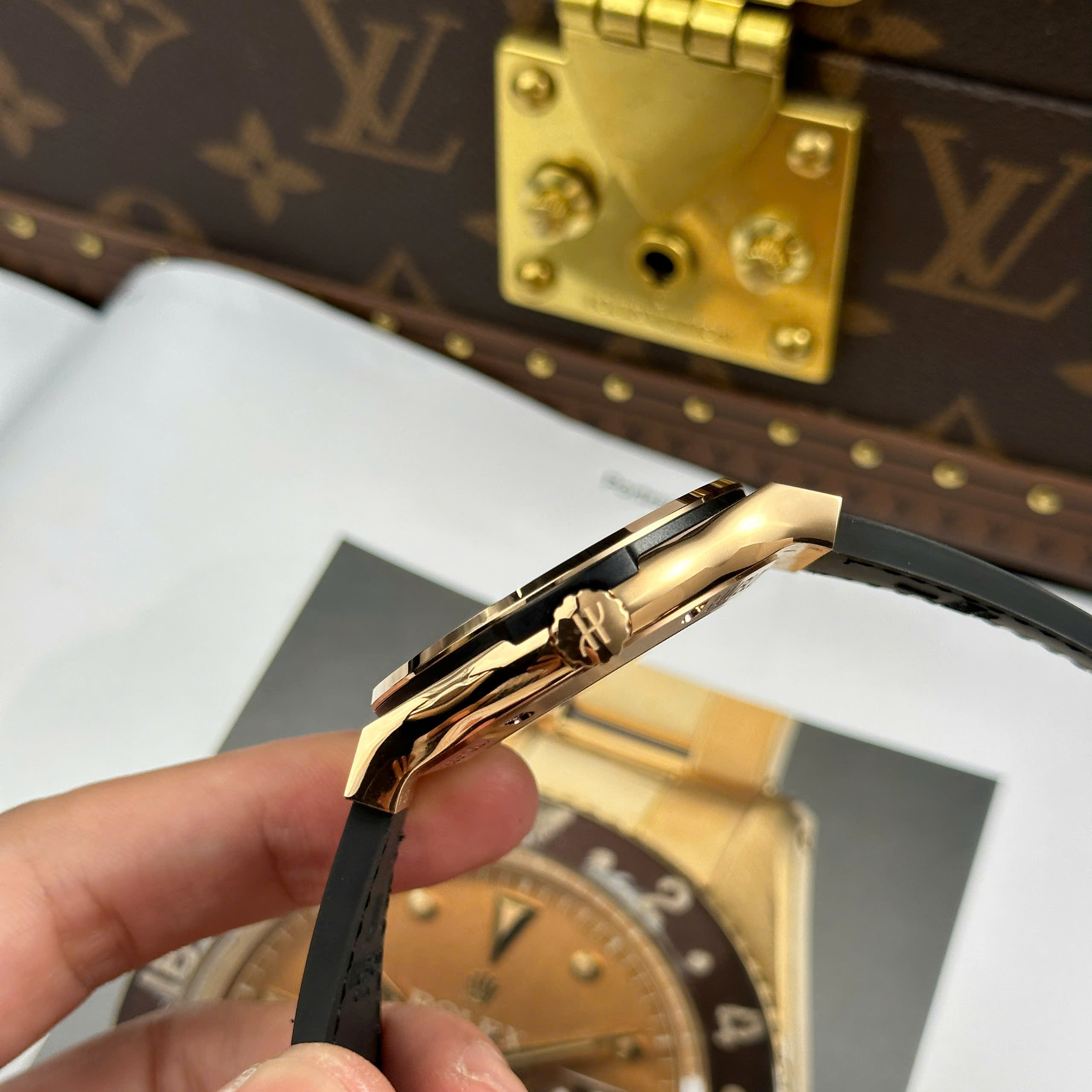 Hublot Classic Fusion King Gold Replica Watch Rose Gold Plate Titanium Case Black Dial Rubber Strap JJZ Factory 42mm (4)