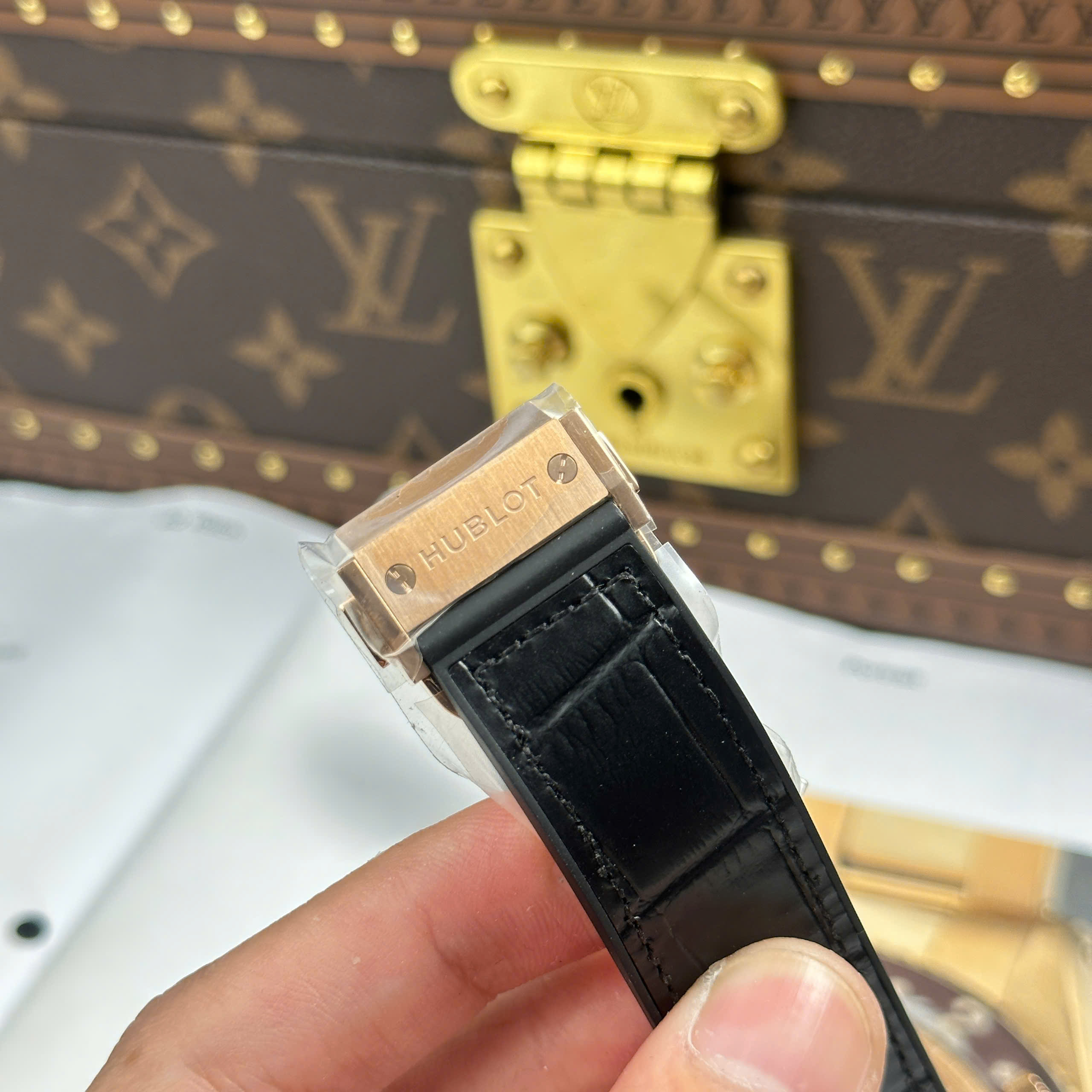 Hublot Classic Fusion King Gold Replica Watch Rose Gold Plate White Dial Rubber Strap JJZ Factory 42mm (1)