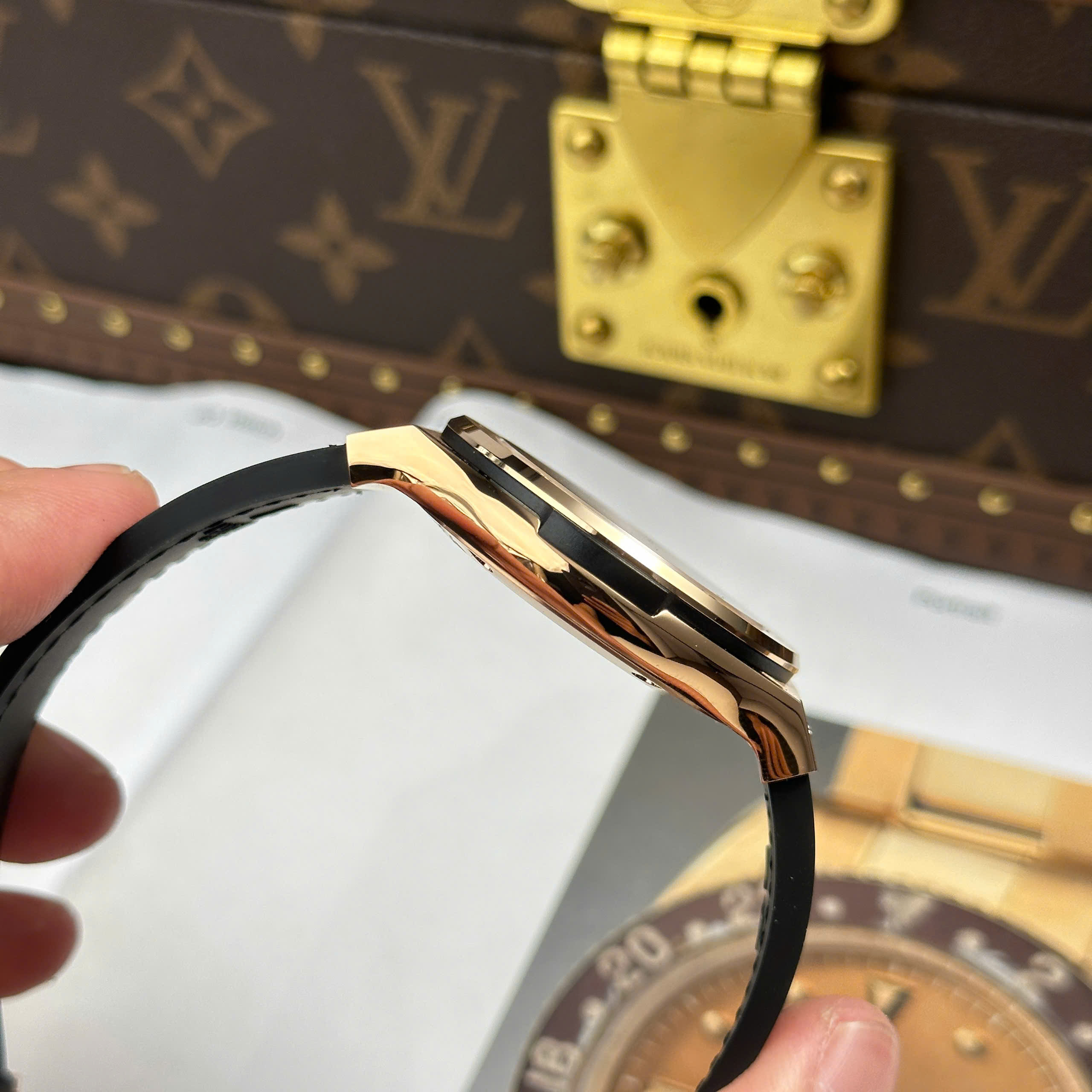 Hublot Classic Fusion King Gold Replica Watch Rose Gold Plate White Dial Rubber Strap JJZ Factory 42mm (3)