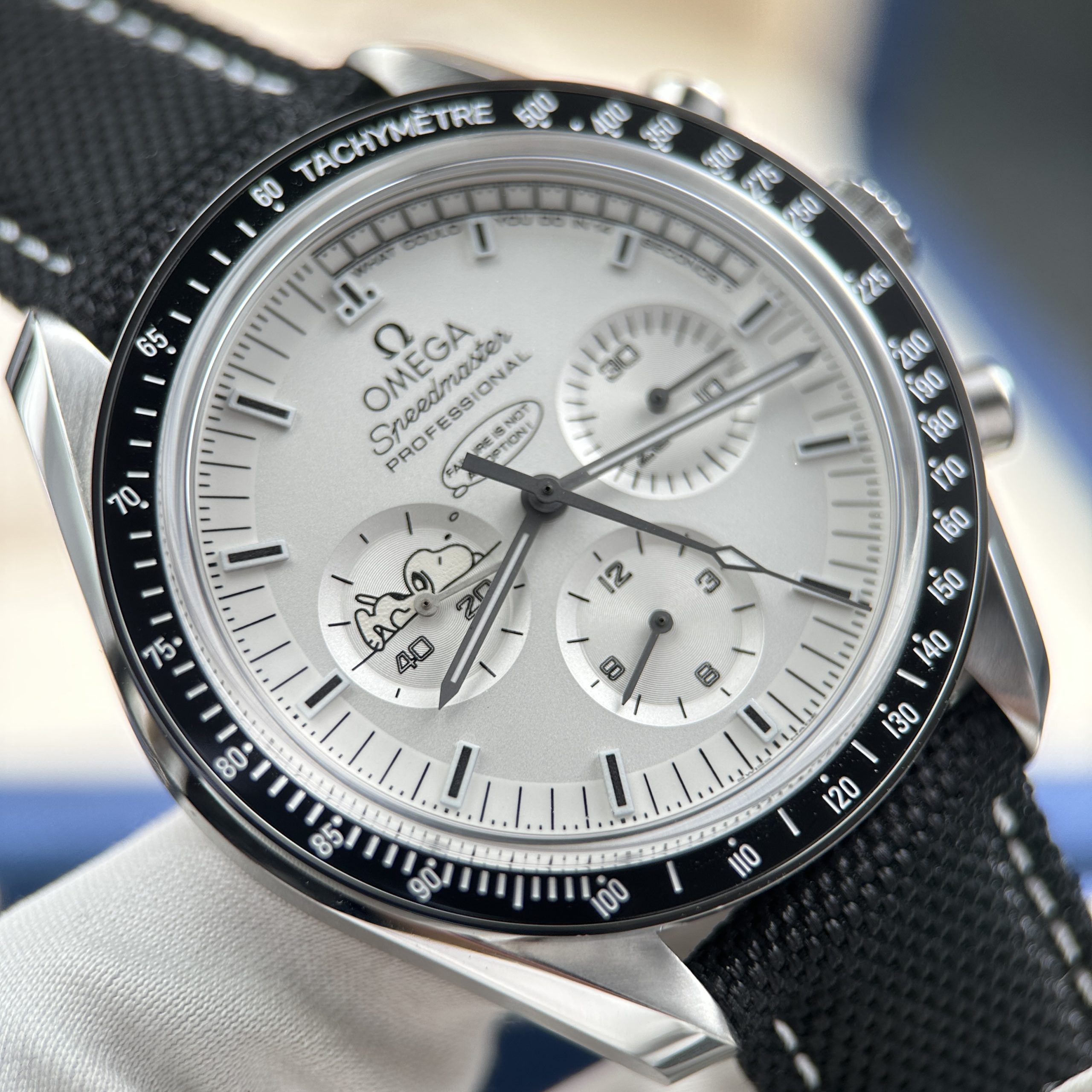 Omega Speedmaster Apollo 13 Snoopy Good Imitation Watch White Dial New Version 2025 42mm (10)