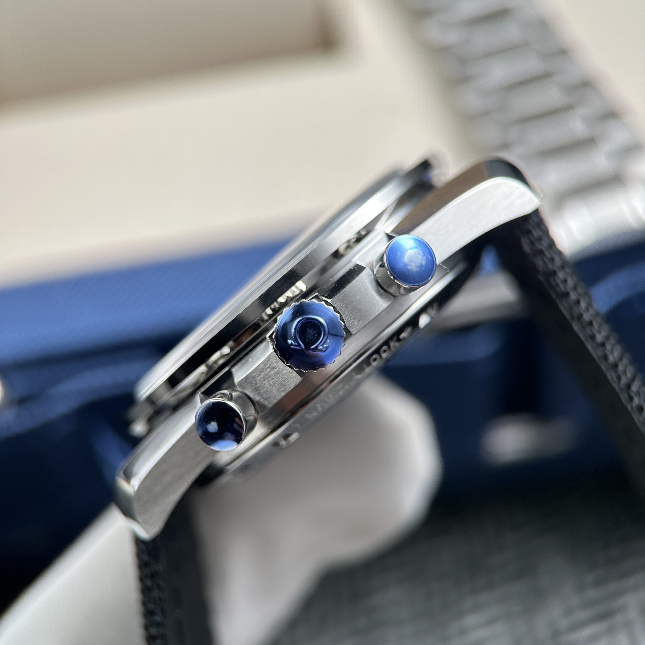 Omega Speedmaster Apollo 13 Snoopy Good Imitation Watch White Dial New Version 2025 42mm (4)