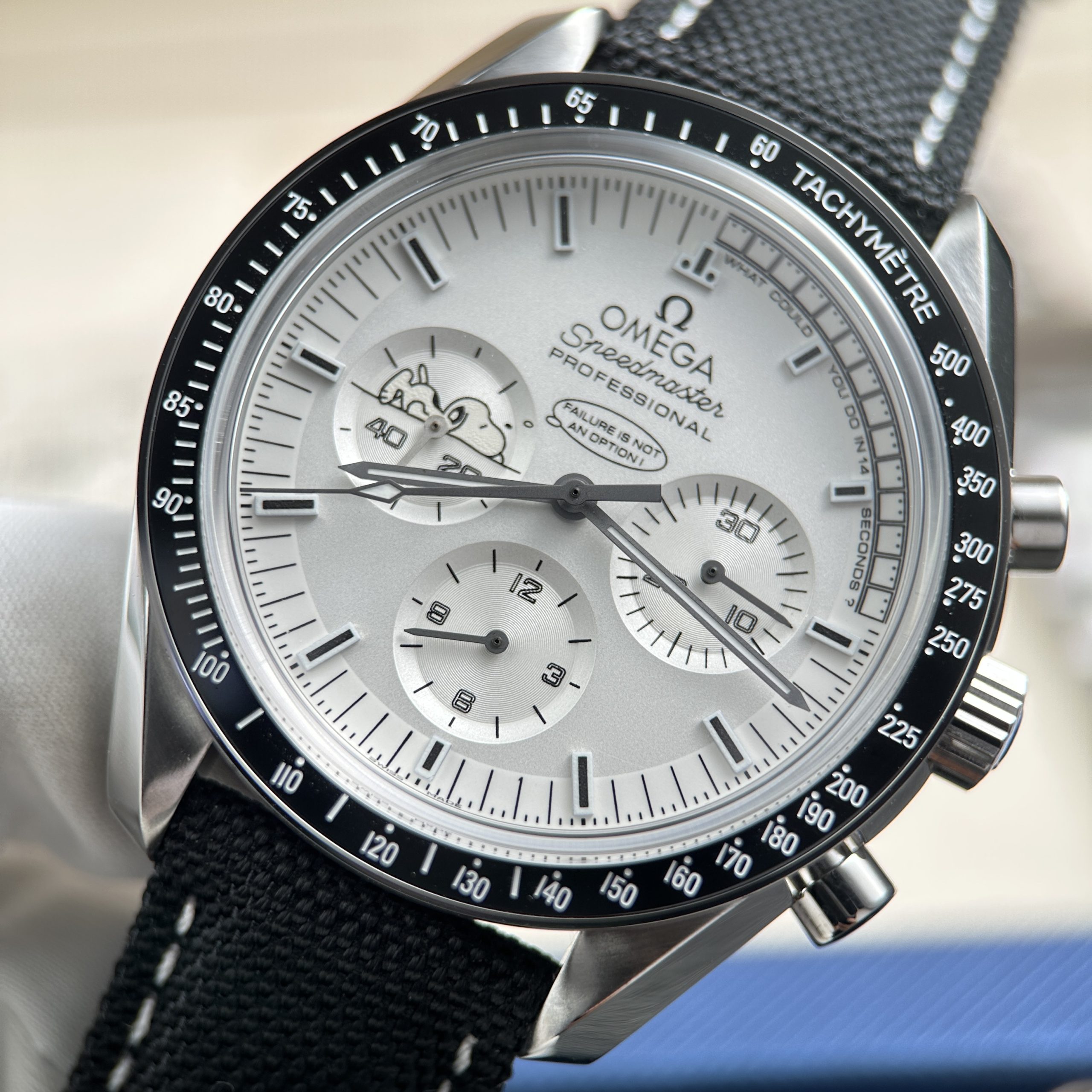 Omega Speedmaster Apollo 13 Snoopy Good Imitation Watch White Dial New Version 2025 42mm (9)