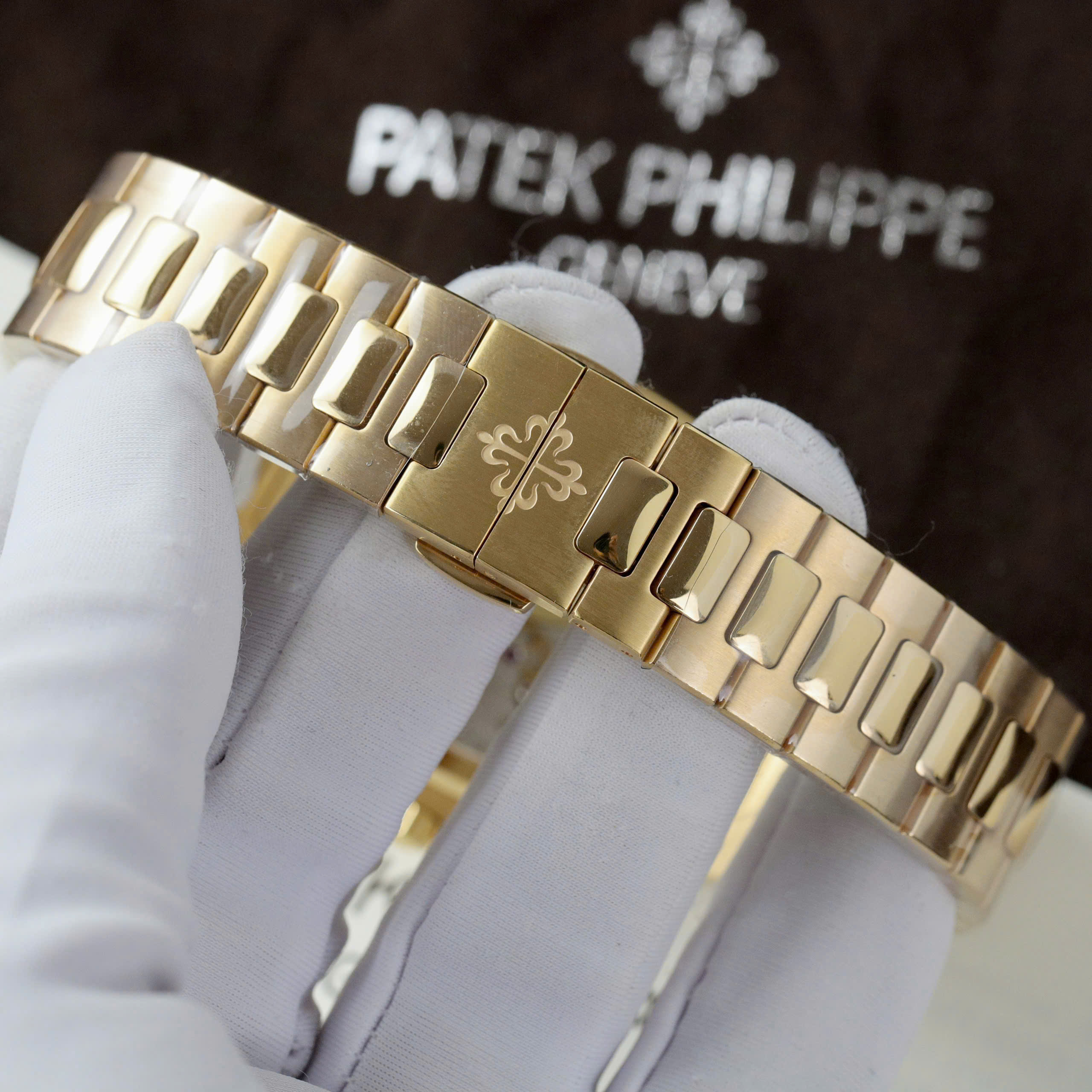 Patek Phililppe Nautilus 5724R Best Replica Watch 18K Gold Wrapped Bezel Diamond Moissanite Baguette Brown Chocolate Dial PPF Factory 40mm (1)