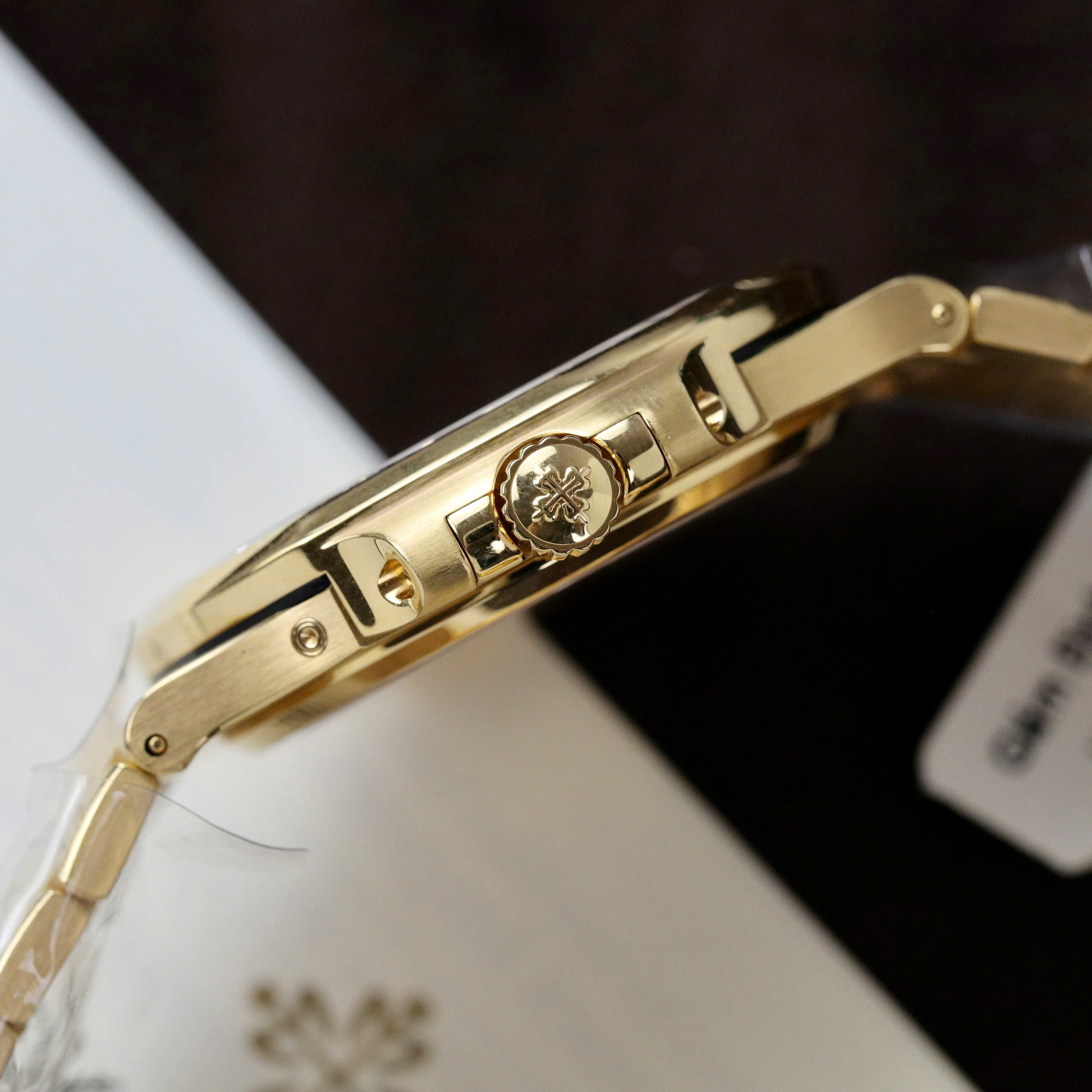 Patek Phililppe Nautilus 5724R Best Replica Watch 18K Gold Wrapped Bezel Diamond Moissanite Baguette Brown Chocolate Dial PPF Factory 40mm (3)