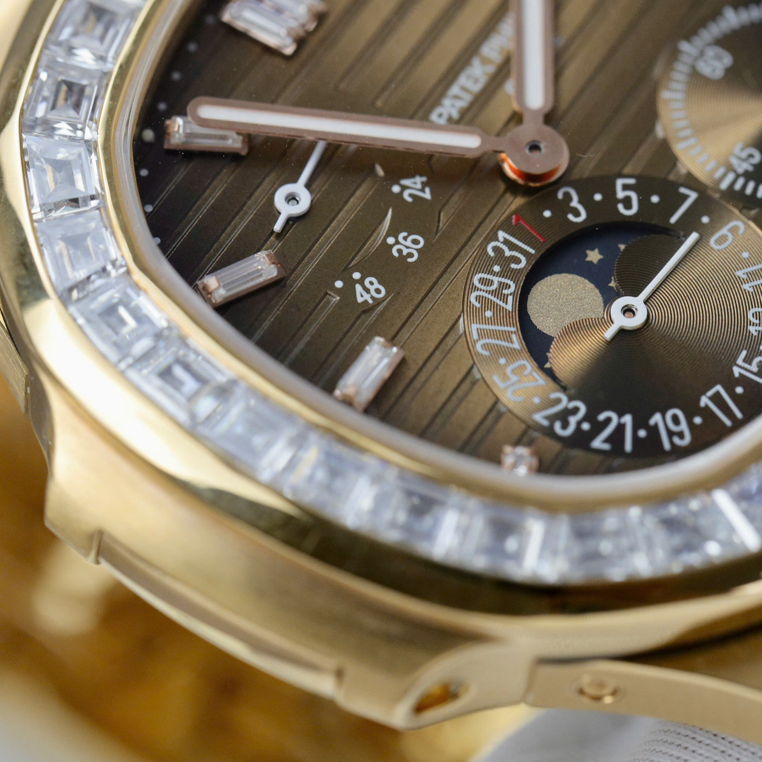 Patek Phililppe Nautilus 5724R Best Replica Watch 18K Gold Wrapped Bezel Diamond Moissanite Baguette Brown Chocolate Dial PPF Factory 40mm (5)