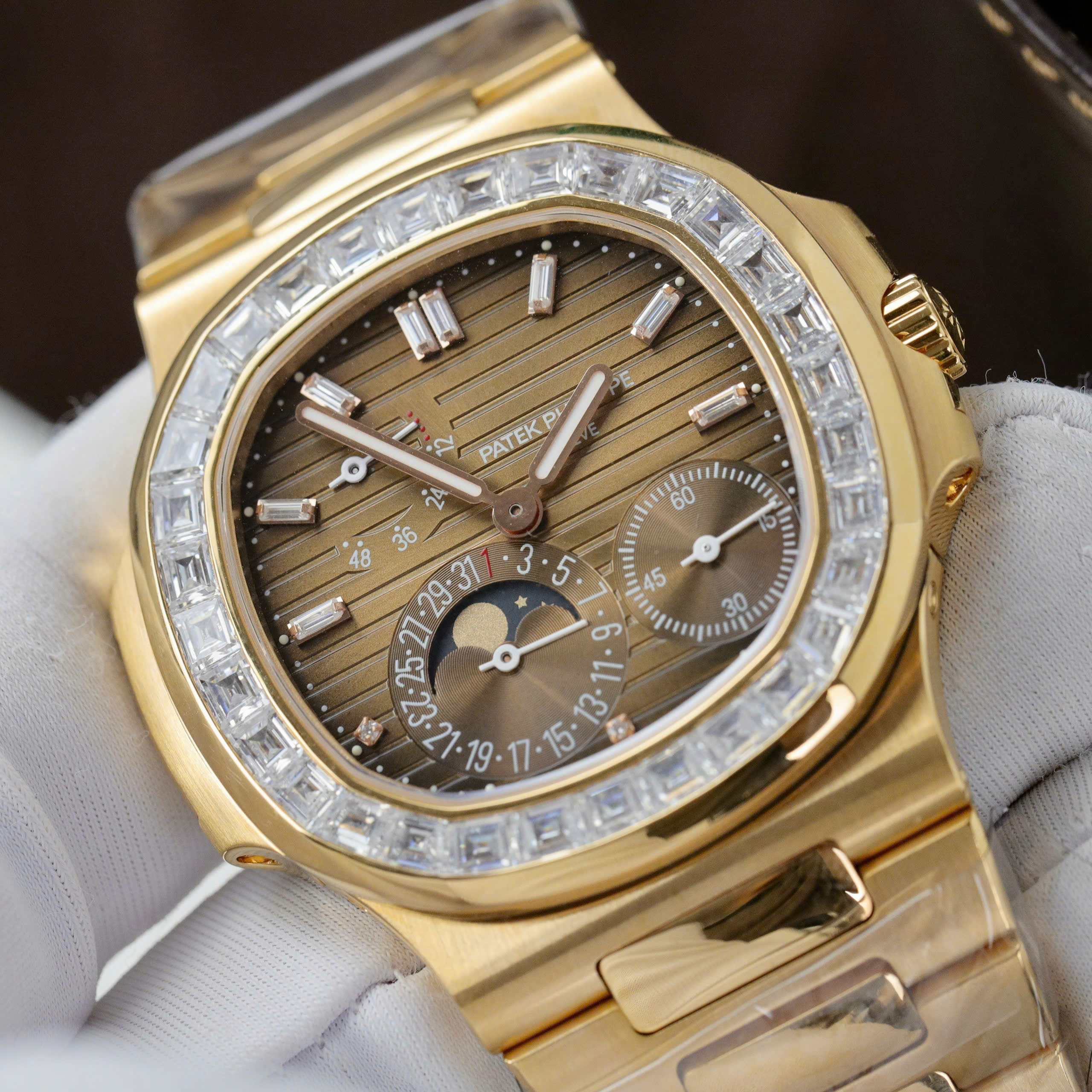 Patek Phililppe Nautilus 5724R Best Replica Watch 18K Gold Wrapped Bezel Diamond Moissanite Baguette Brown Chocolate Dial PPF Factory 40mm (8)
