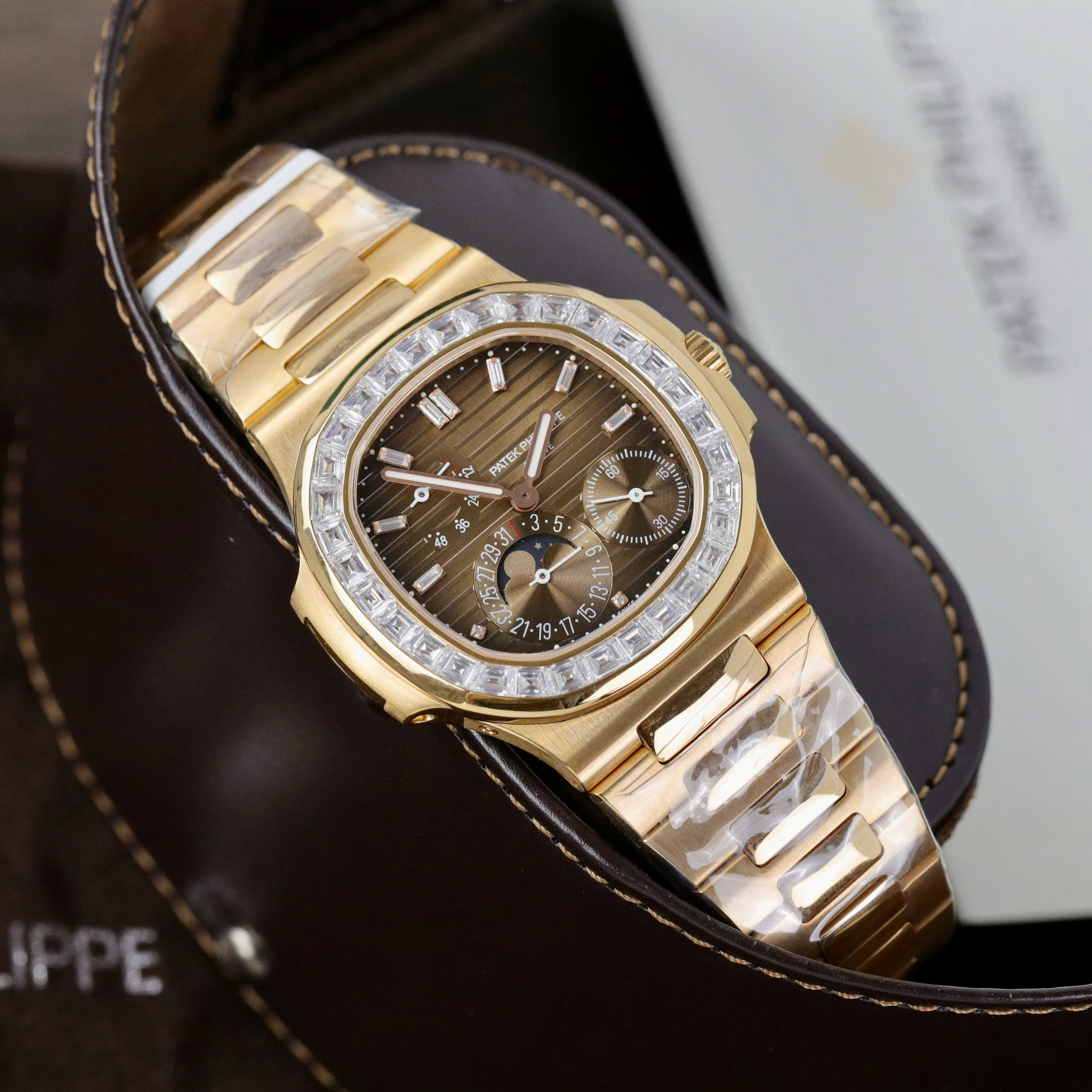 Patek Phililppe Nautilus 5724R Best Replica Watch 18K Gold Wrapped Bezel Diamond Moissanite Baguette Brown Chocolate Dial PPF Factory 40mm (9)