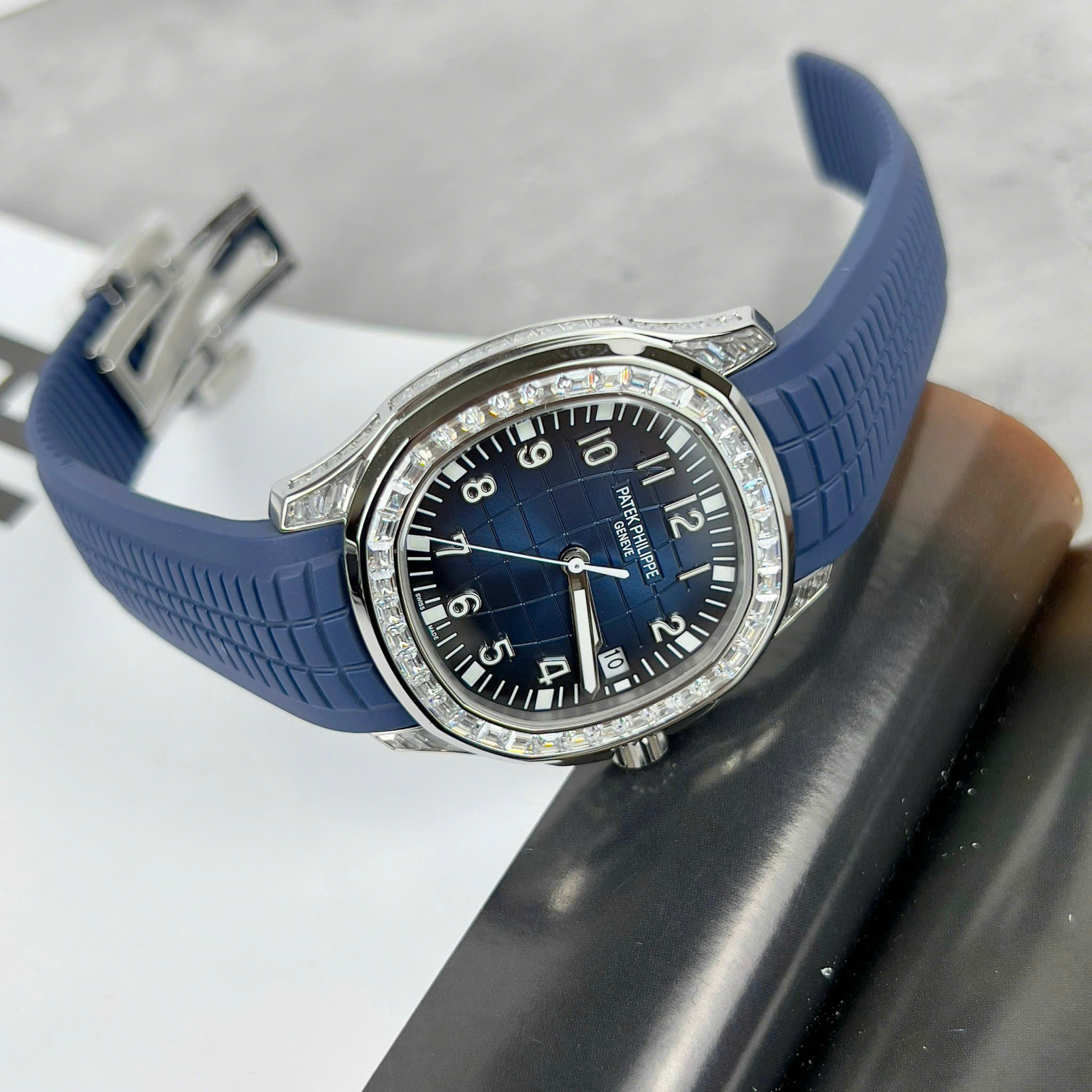 Patek Philippe Aquanaut 5168A Best Quality Replica Watch Blue Dial Bezel Rhinestone Baguette Rubber Strap GR Factory 40mm (2)