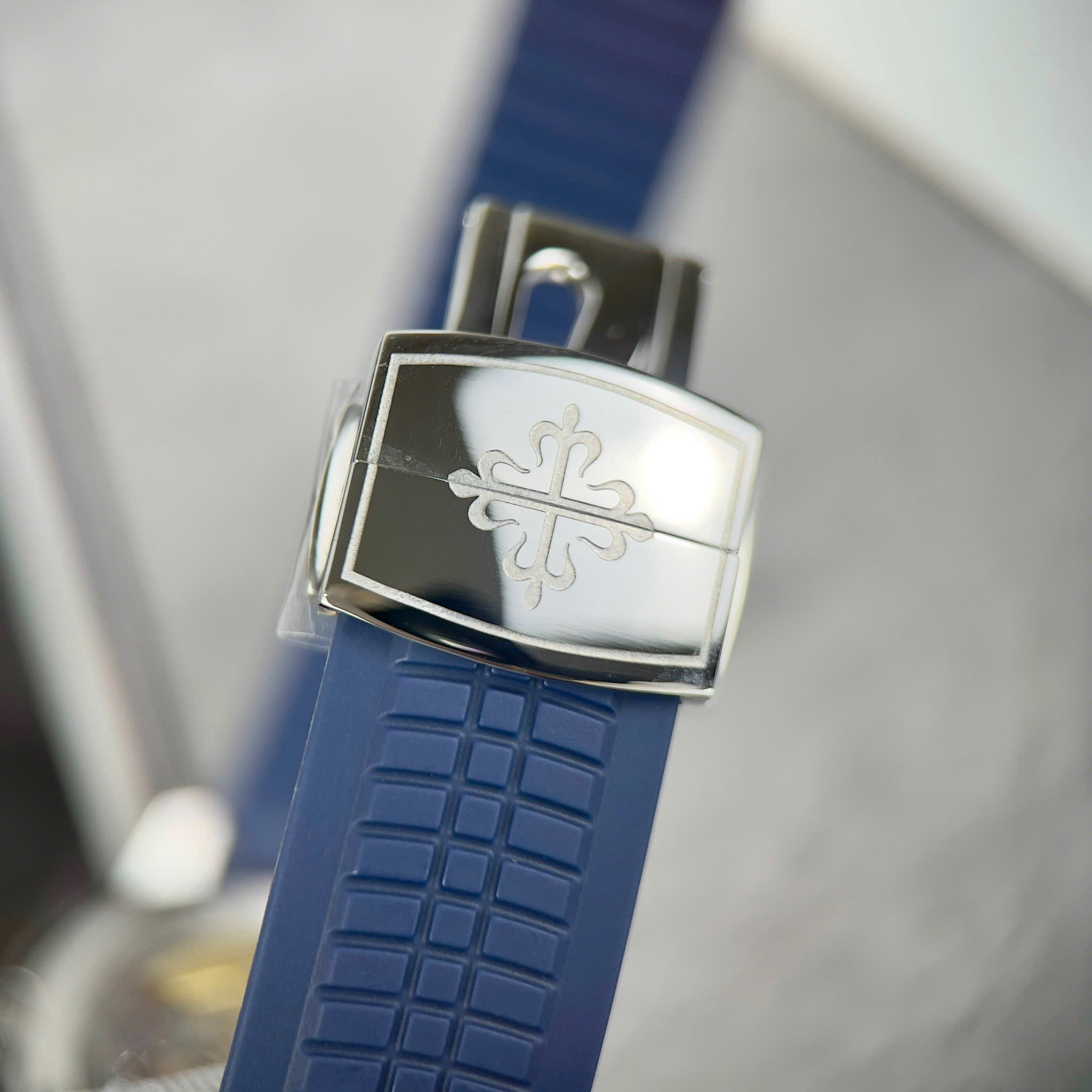 Patek Philippe Aquanaut 5168A Best Quality Replica Watch Blue Dial Bezel Rhinestone Baguette Rubber Strap GR Factory 40mm (3)