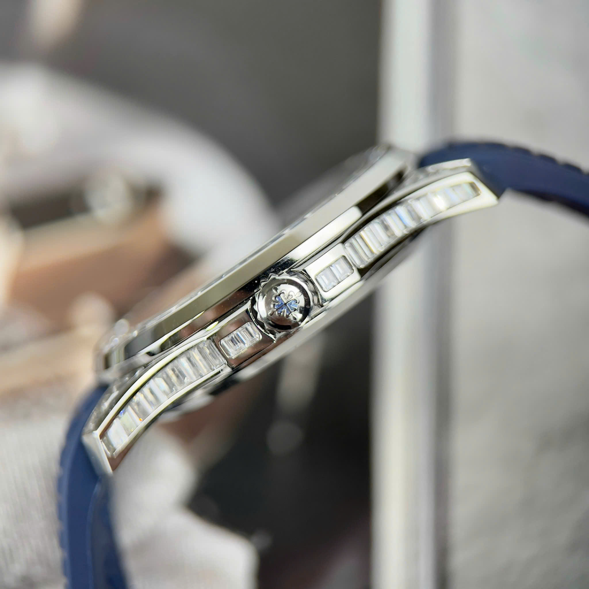Patek Philippe Aquanaut 5168A Best Quality Replica Watch Blue Dial Bezel Rhinestone Baguette Rubber Strap GR Factory 40mm (5)