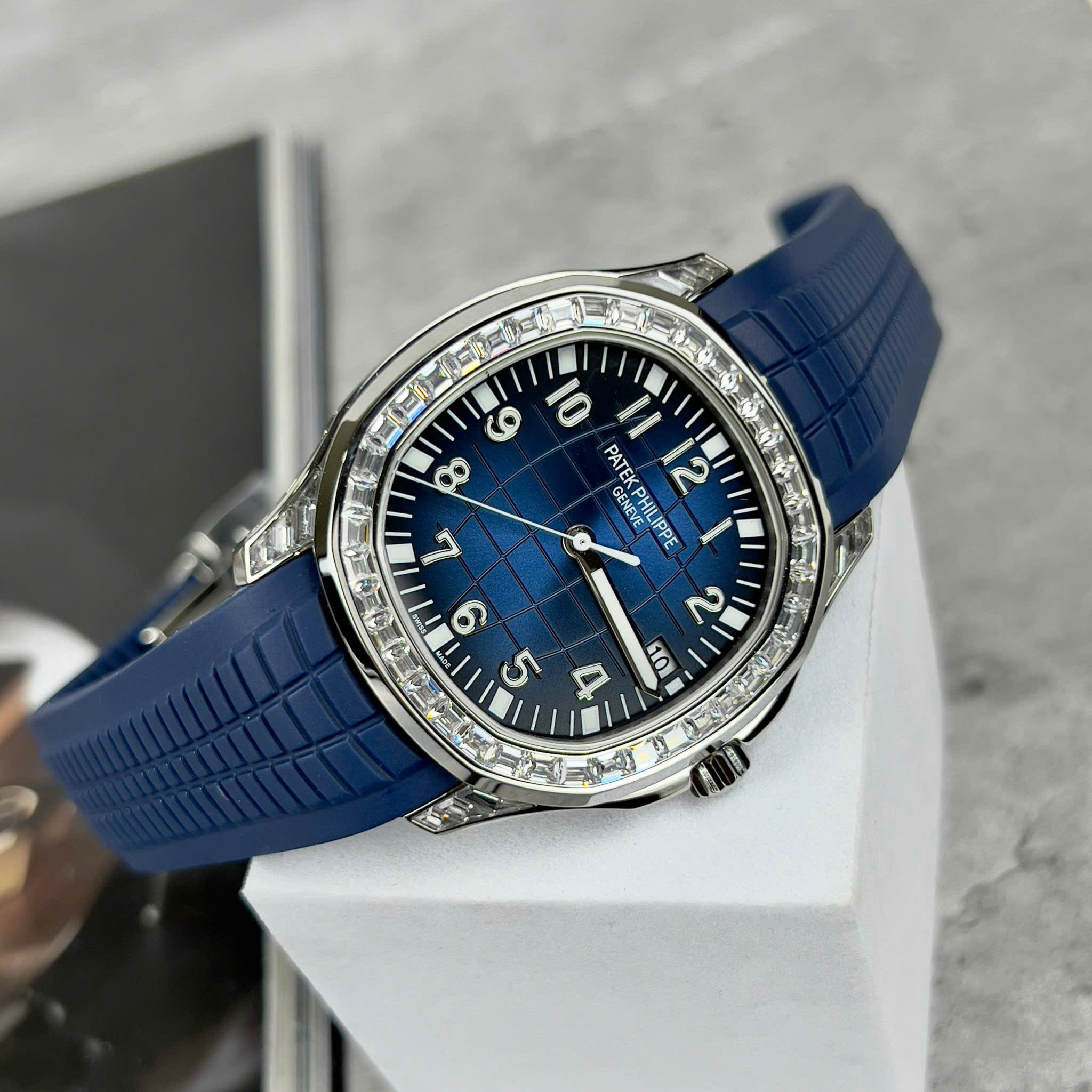 Patek Philippe Aquanaut 5168A Best Quality Replica Watch Blue Dial Bezel Rhinestone Baguette Rubber Strap GR Factory 40mm (8)