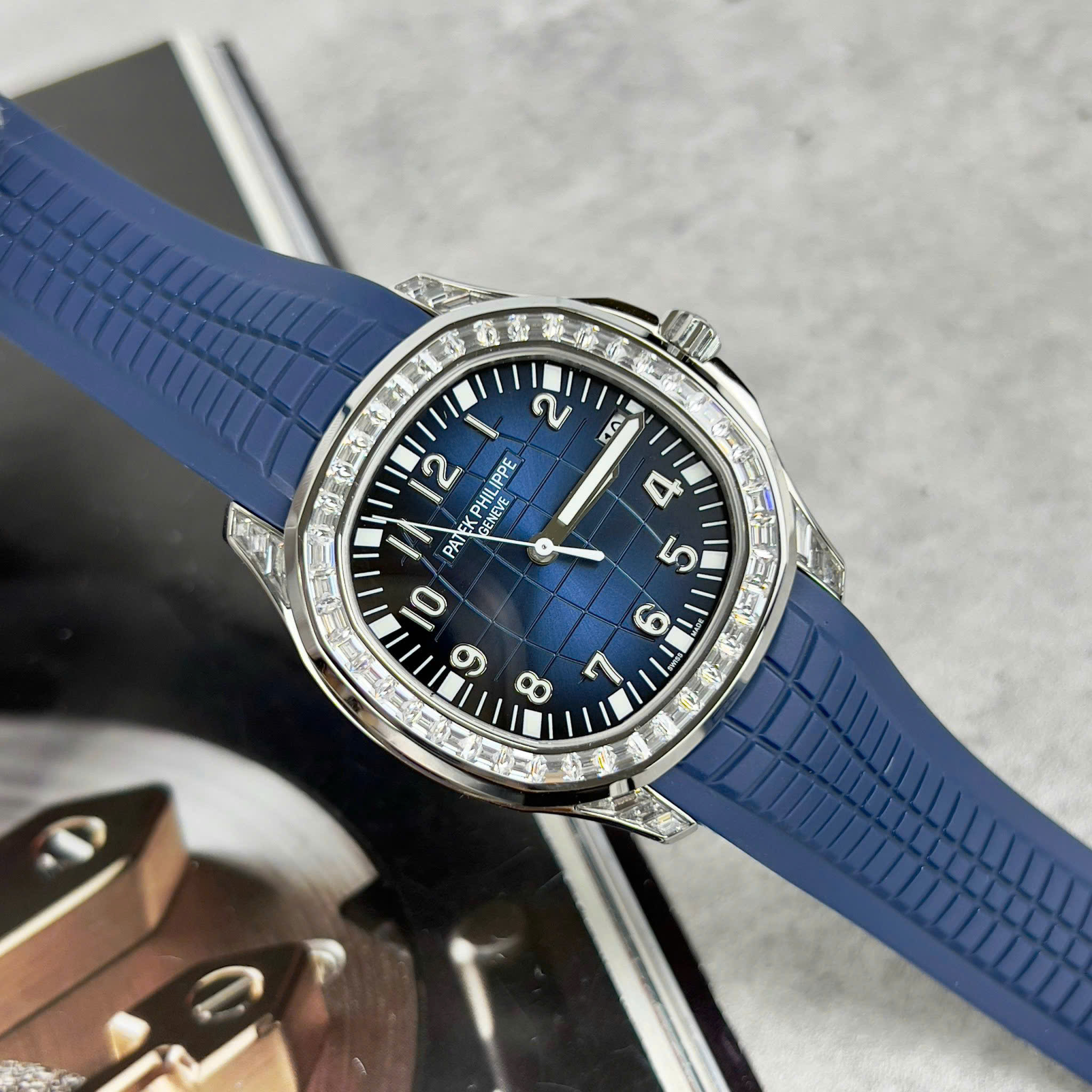 Patek Philippe Aquanaut 5168A Best Quality Replica Watch Blue Dial Bezel Rhinestone Baguette Rubber Strap GR Factory 40mm (9)