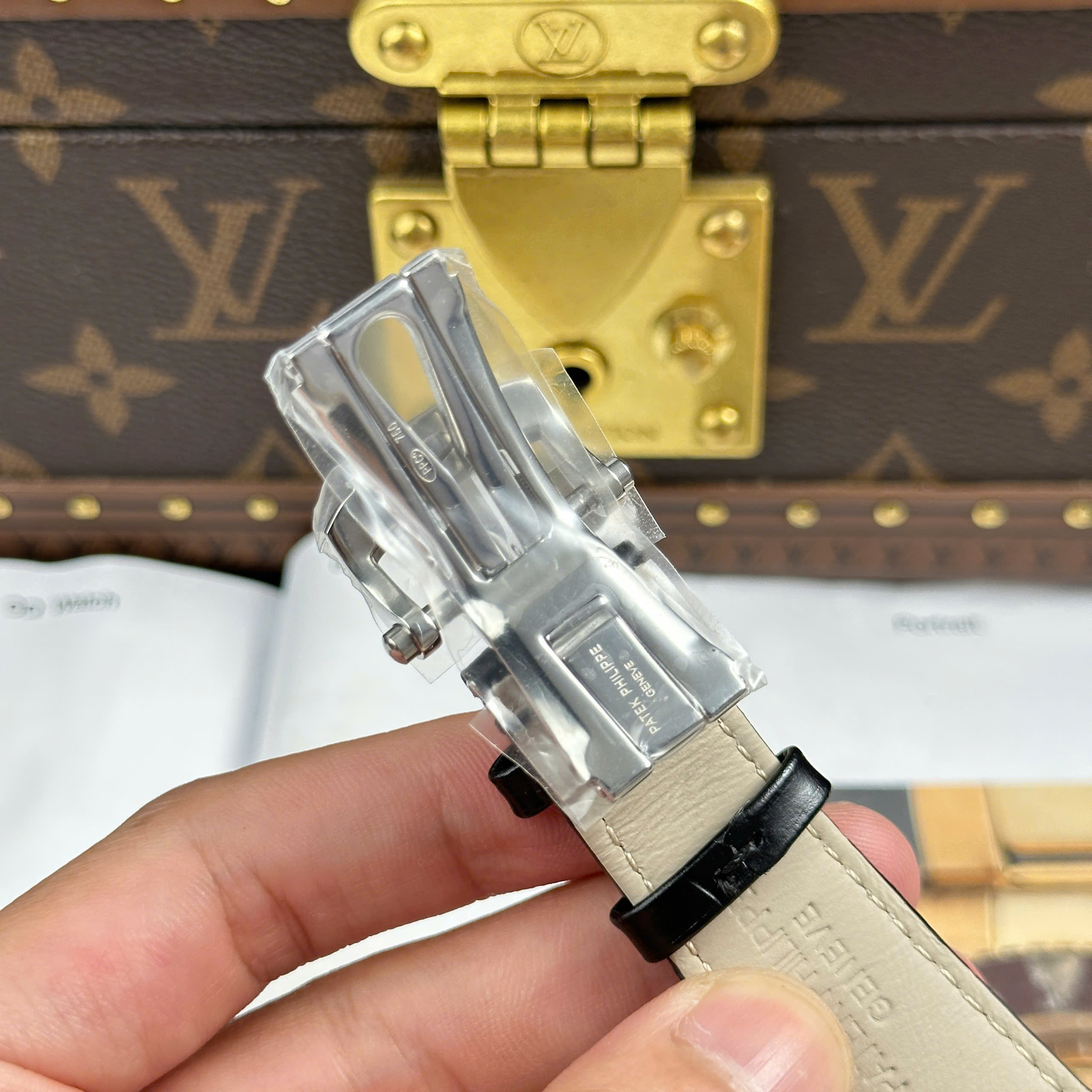 Patek Philippe Nautilus 5711 Best Replica Watch Grey Dial Black Leather Strap BBF Factory 40mm (1)