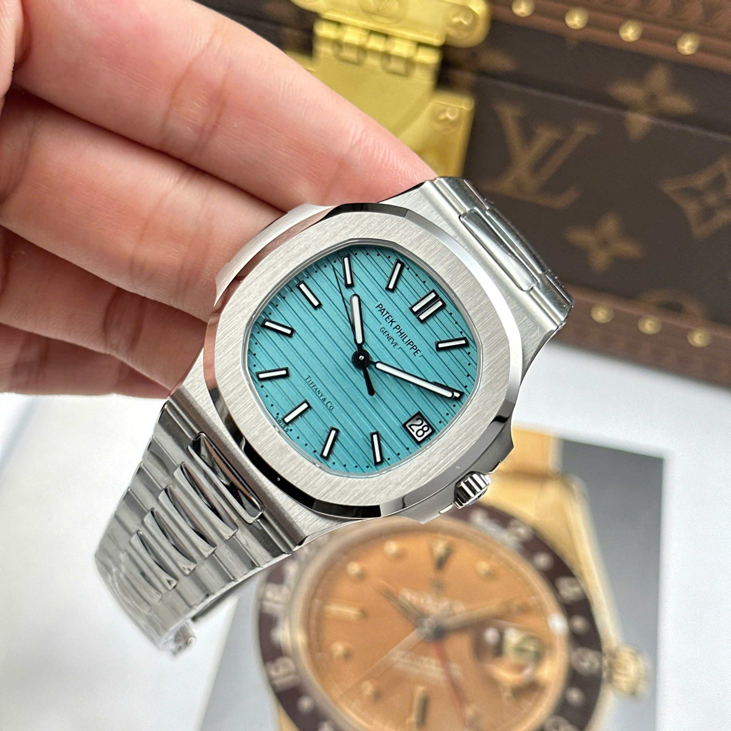 Patek Philippe Nautilus 5712 Good Imitation Watch Blue Tiffany Stainless Steel BBF Factory 40mm (11)