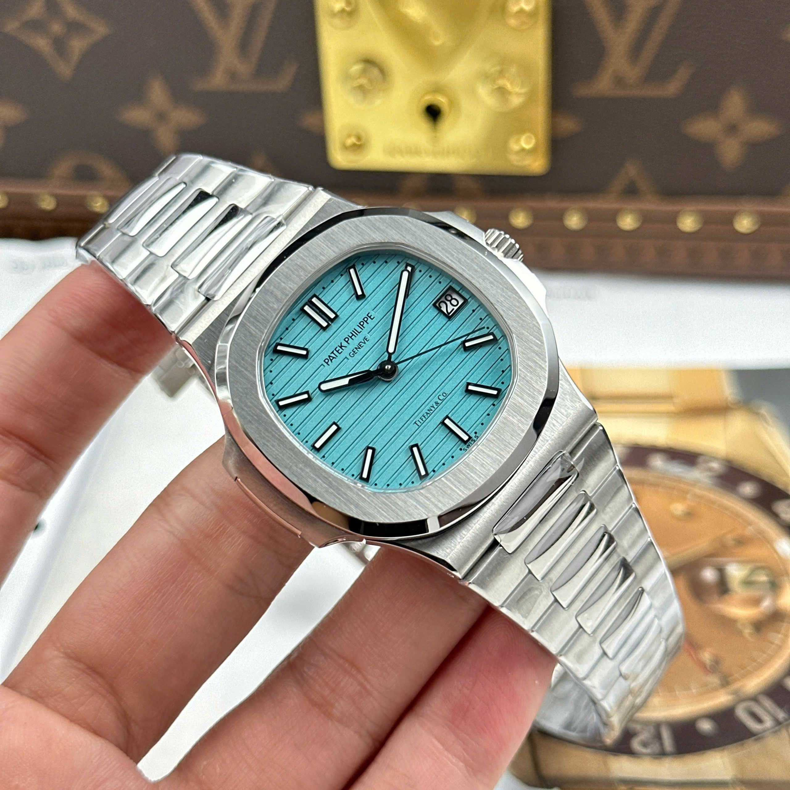 Patek Philippe Nautilus 5712 Good Imitation Watch Blue Tiffany Stainless Steel BBF Factory 40mm (13)