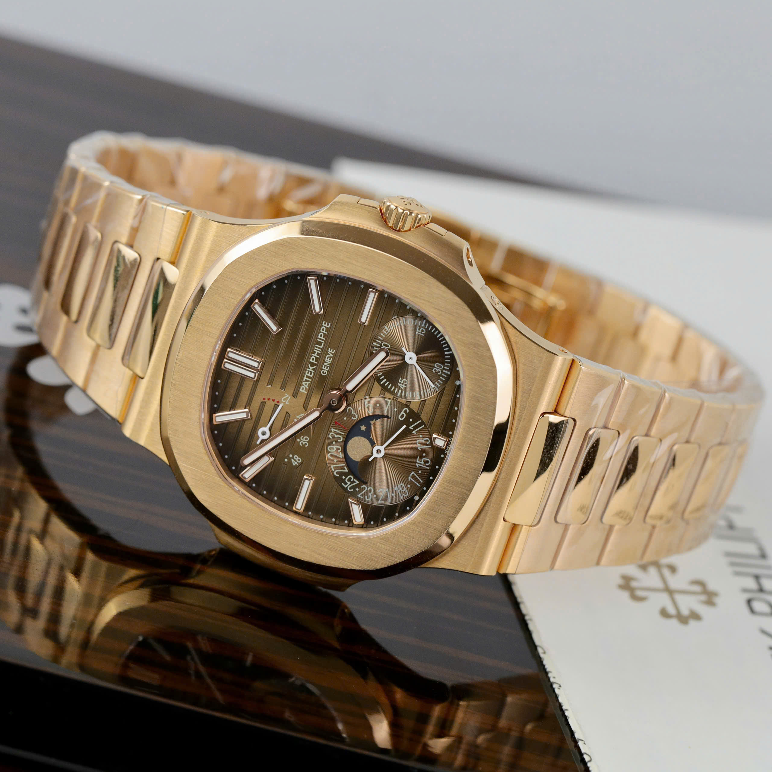 Patek Philippe Nautilus 5712R Imitation Luxury Watches 18K Gold Wrapped Custom Full Options Like Authentic 40mm (10)