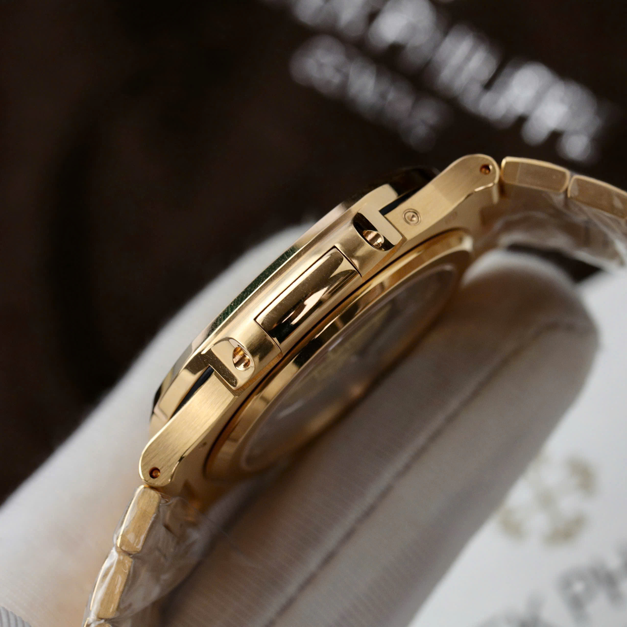 Patek Philippe Nautilus 5712R Imitation Luxury Watches 18K Gold Wrapped Custom Full Options Like Authentic 40mm (5)