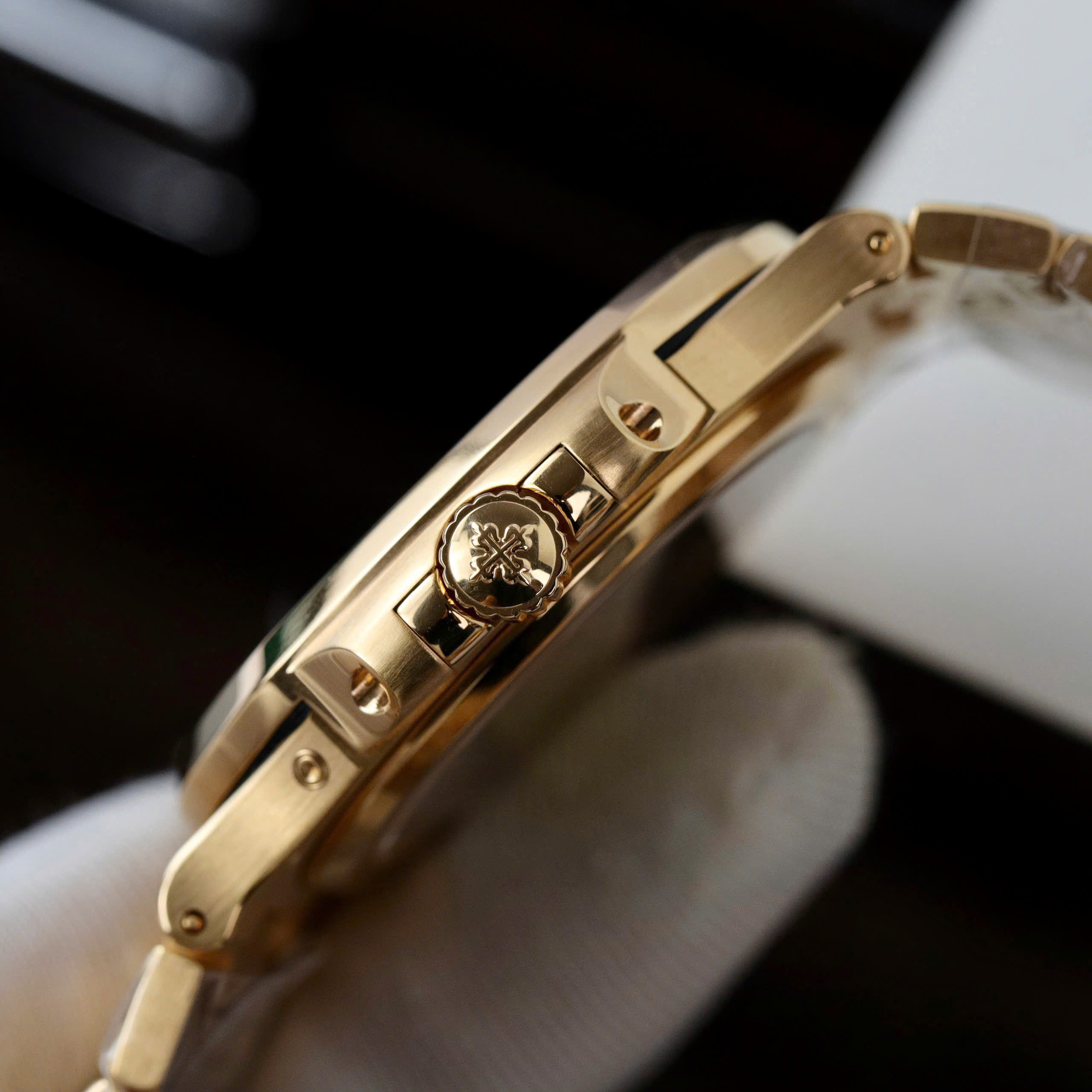 Patek Philippe Nautilus 5712R Imitation Luxury Watches 18K Gold Wrapped Custom Full Options Like Authentic 40mm (6)