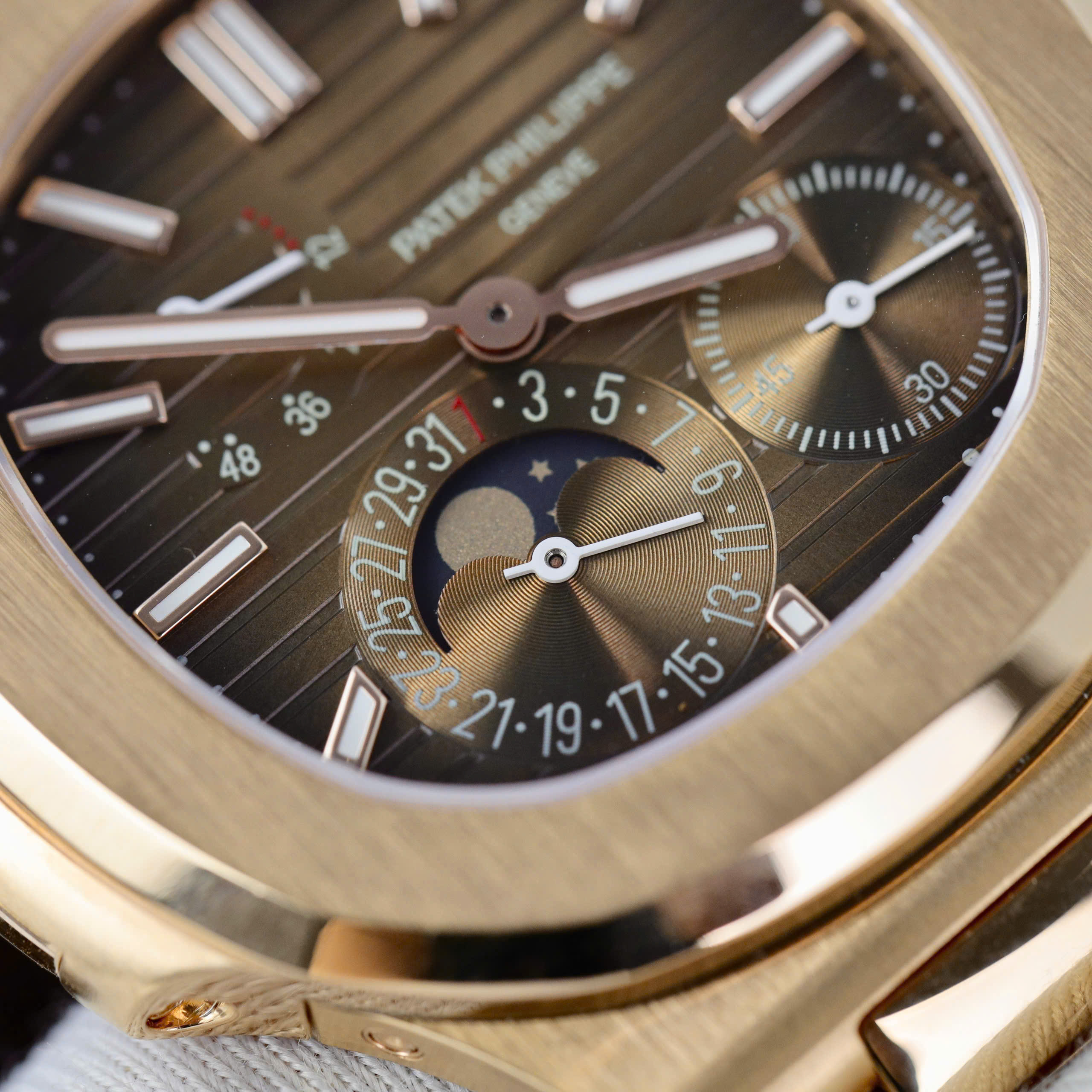 Patek Philippe Nautilus 5712R Imitation Luxury Watches 18K Gold Wrapped Custom Full Options Like Authentic 40mm (7)