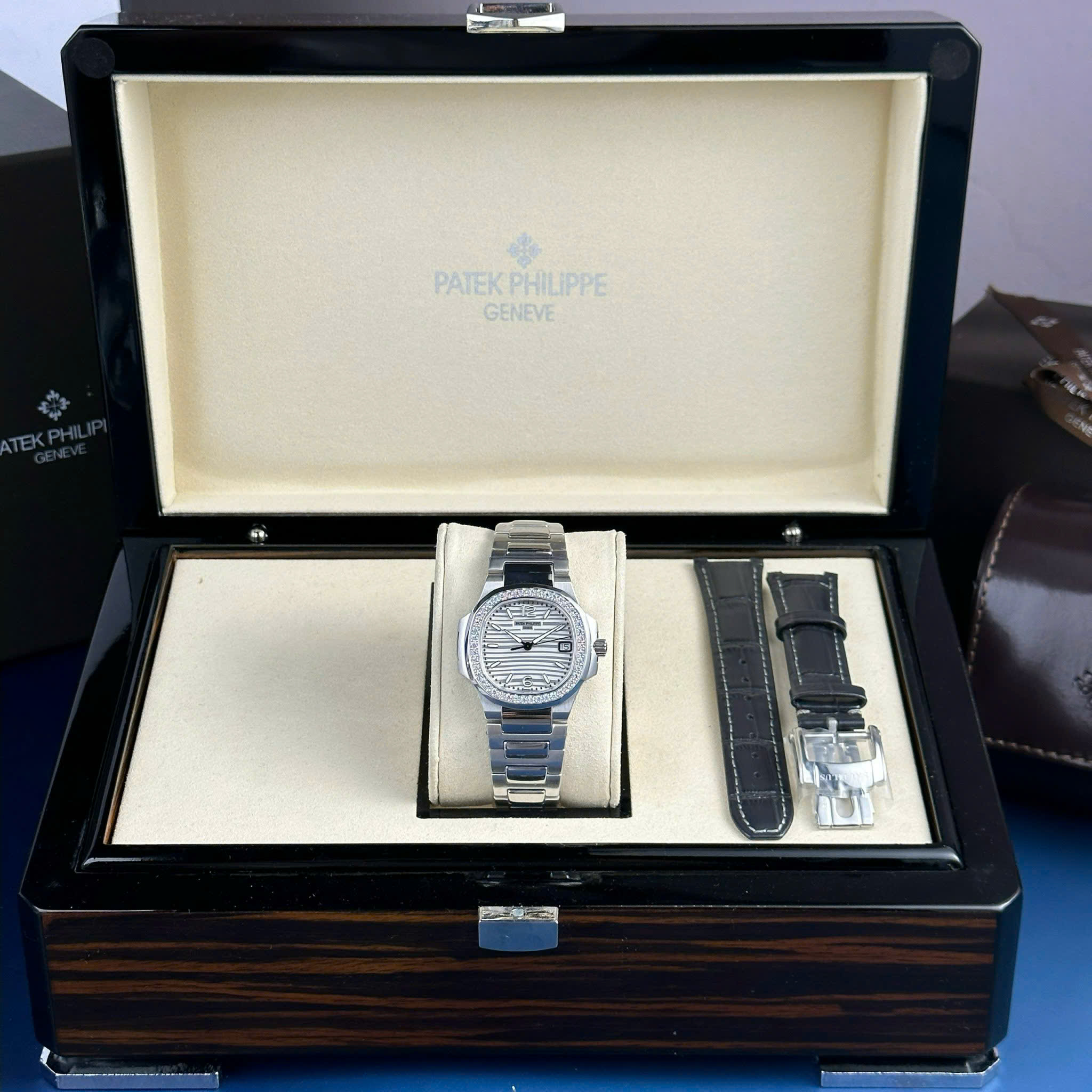 Patek Philippe Nautilus 7010 Imitation Luxury Watch White Dial Rhinestone Bezel 2 Bands Quartz Movement GR Factory 32mm (1)