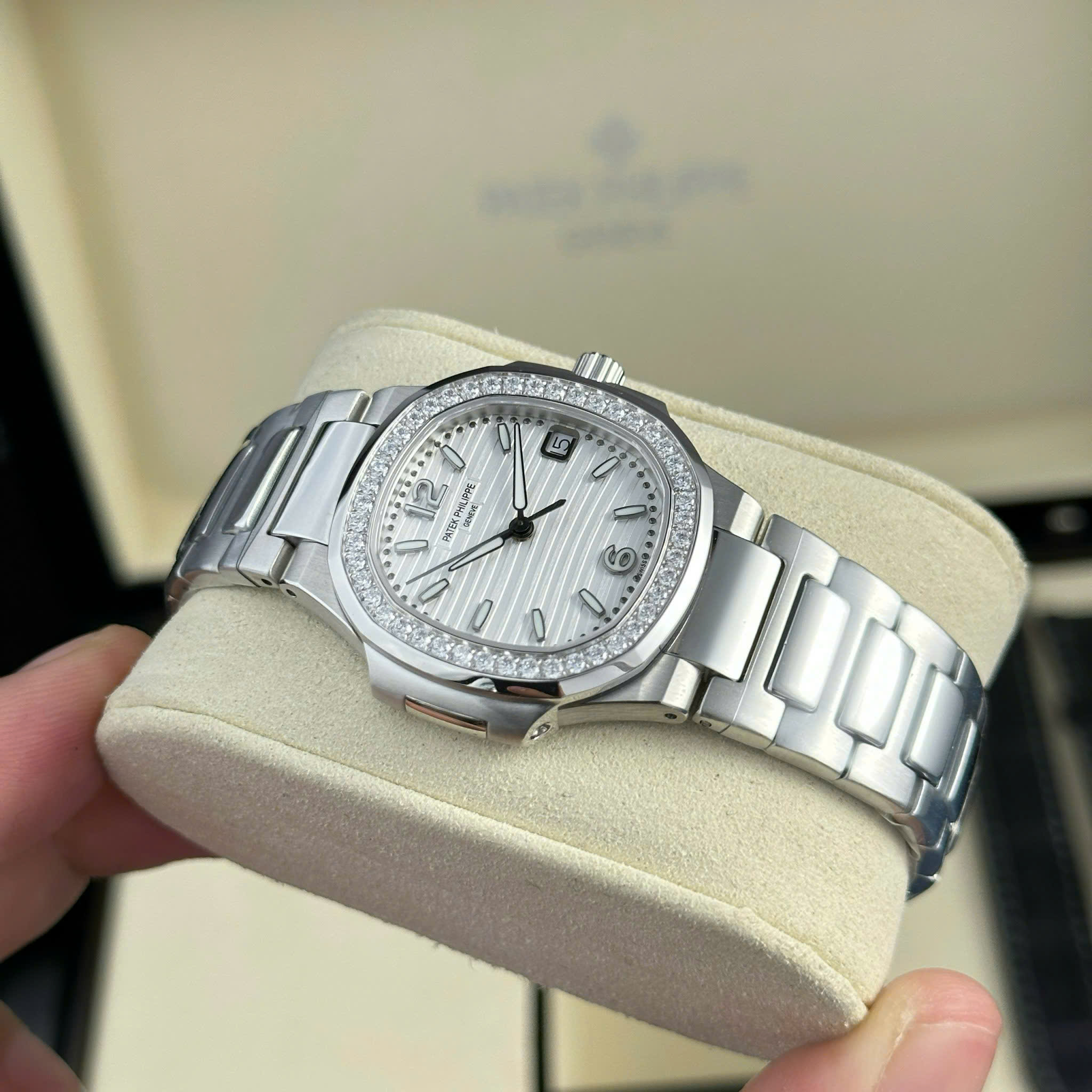Patek Philippe Nautilus 7010 Imitation Luxury Watch White Dial Rhinestone Bezel 2 Bands Quartz Movement GR Factory 32mm (10)
