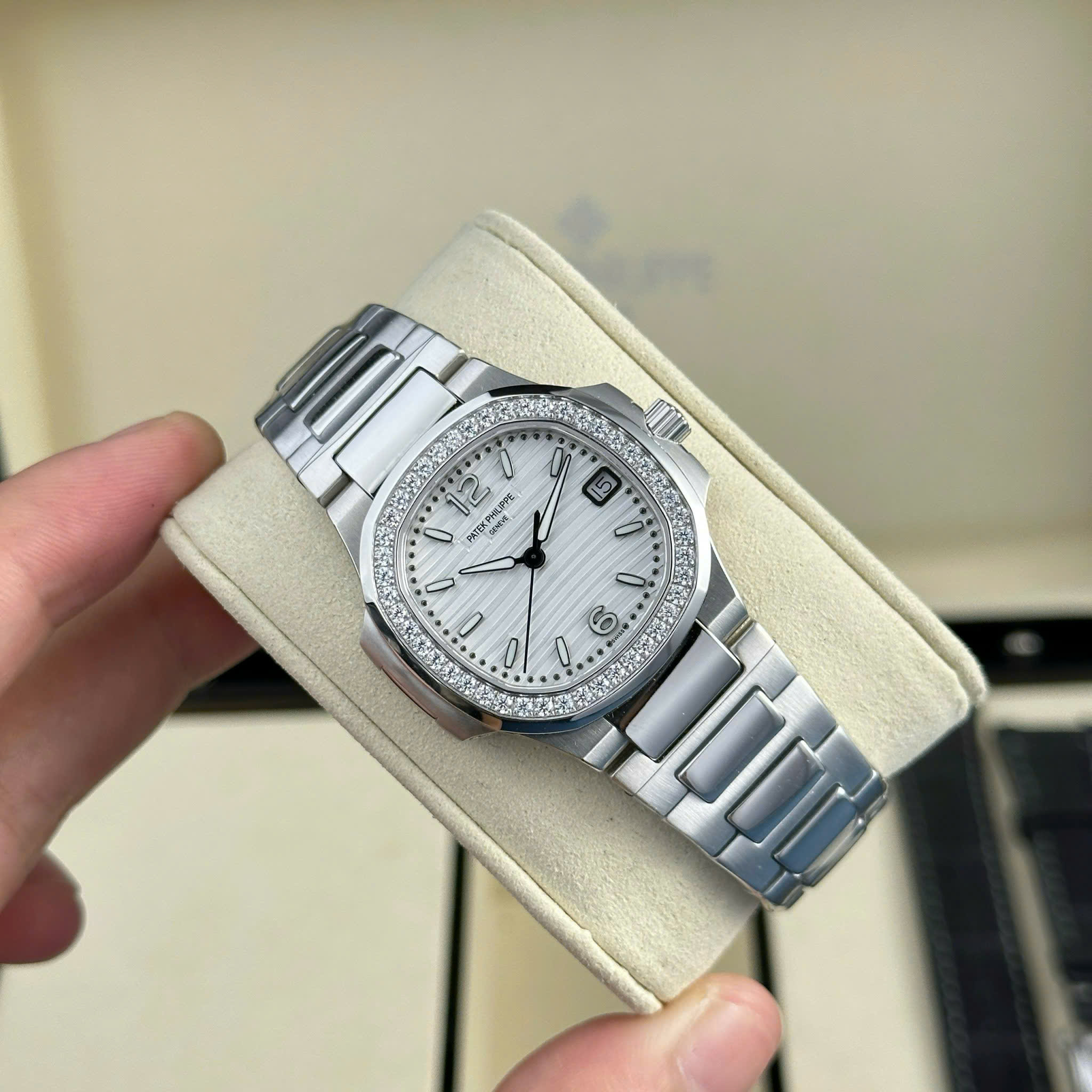 Patek Philippe Nautilus 7010 Imitation Luxury Watch White Dial Rhinestone Bezel 2 Bands Quartz Movement GR Factory 32mm (11)
