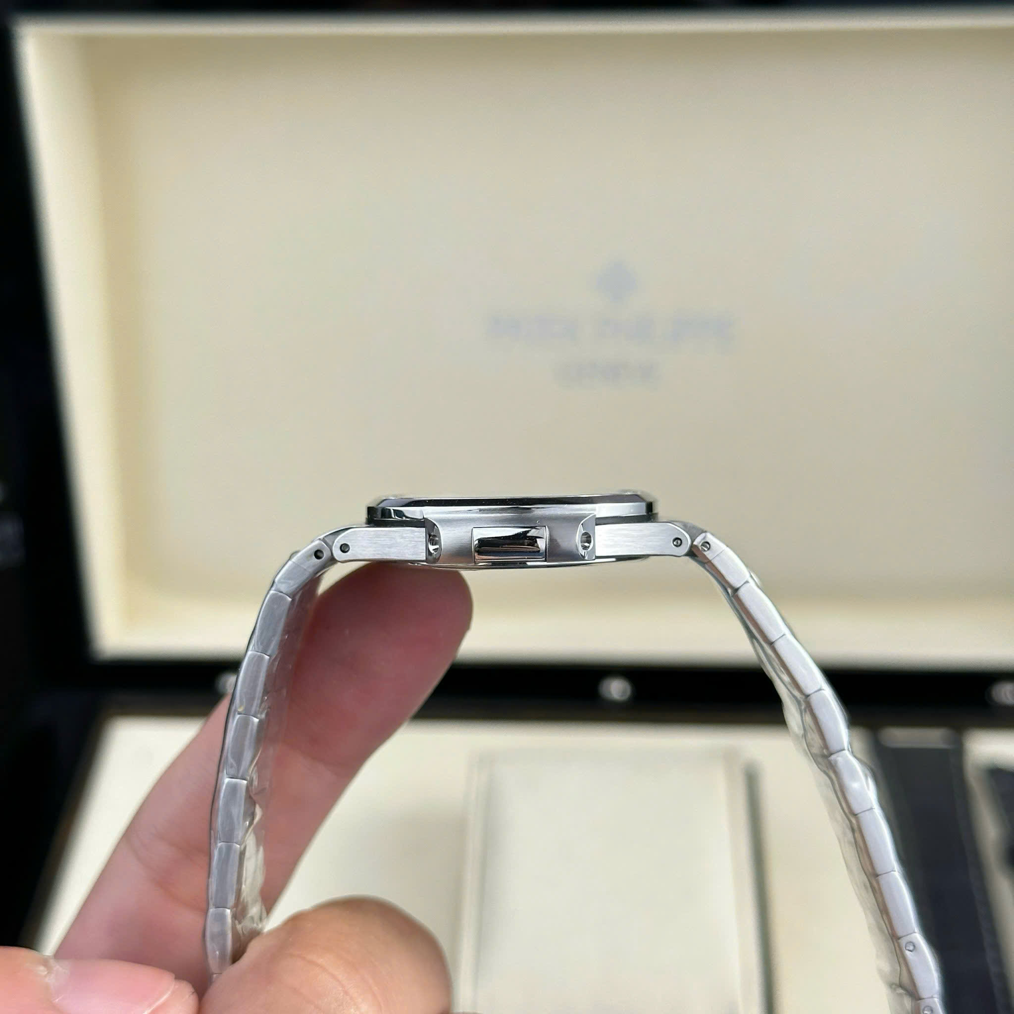 Patek Philippe Nautilus 7010 Imitation Luxury Watch White Dial Rhinestone Bezel 2 Bands Quartz Movement GR Factory 32mm (6)