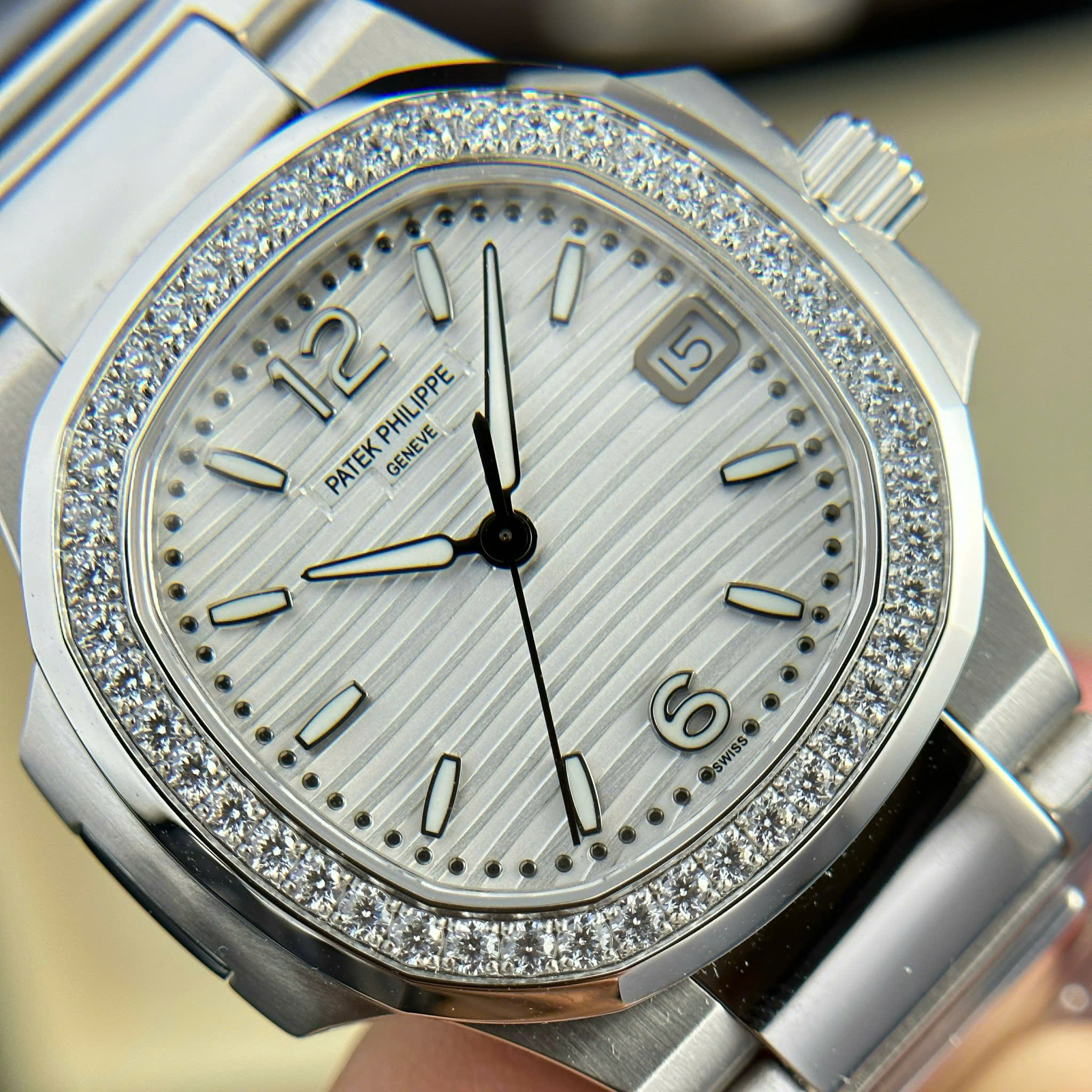 Patek Philippe Nautilus 7010 Imitation Luxury Watch White Dial Rhinestone Bezel 2 Bands Quartz Movement GR Factory 32mm (8)