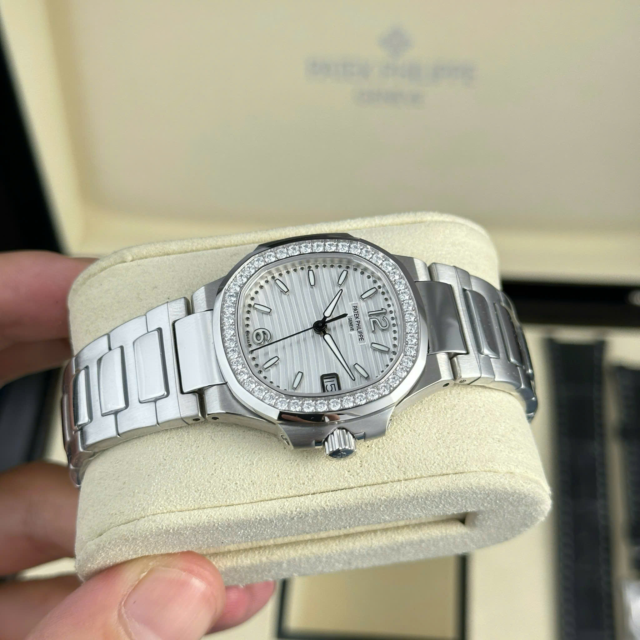 Patek Philippe Nautilus 7010 Imitation Luxury Watch White Dial Rhinestone Bezel 2 Bands Quartz Movement GR Factory 32mm (9)