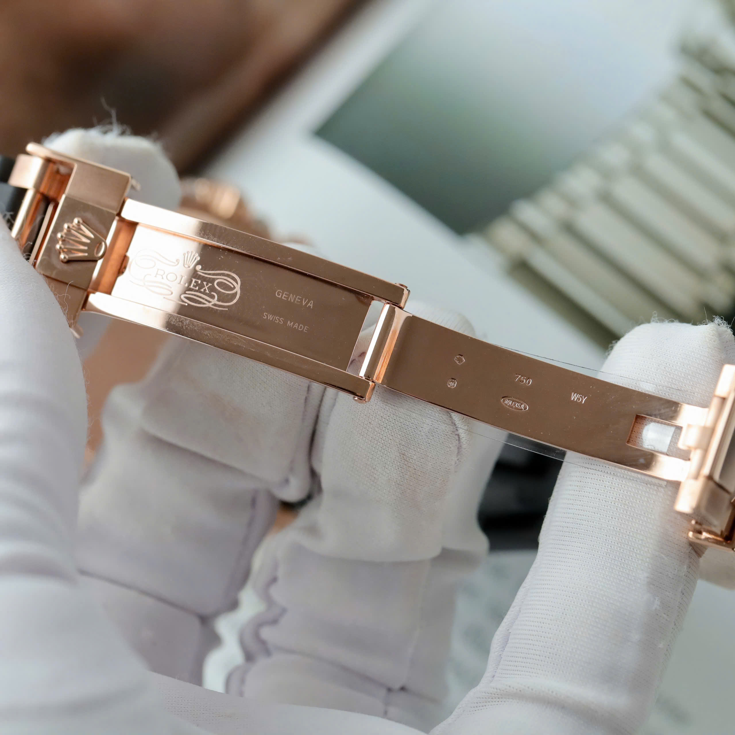 Rolex Daytona Imitation Watch 18K Gold Wrapped Case Diamond Moissanite Baguette On Bezel Meteorite Dial 40mm (2)