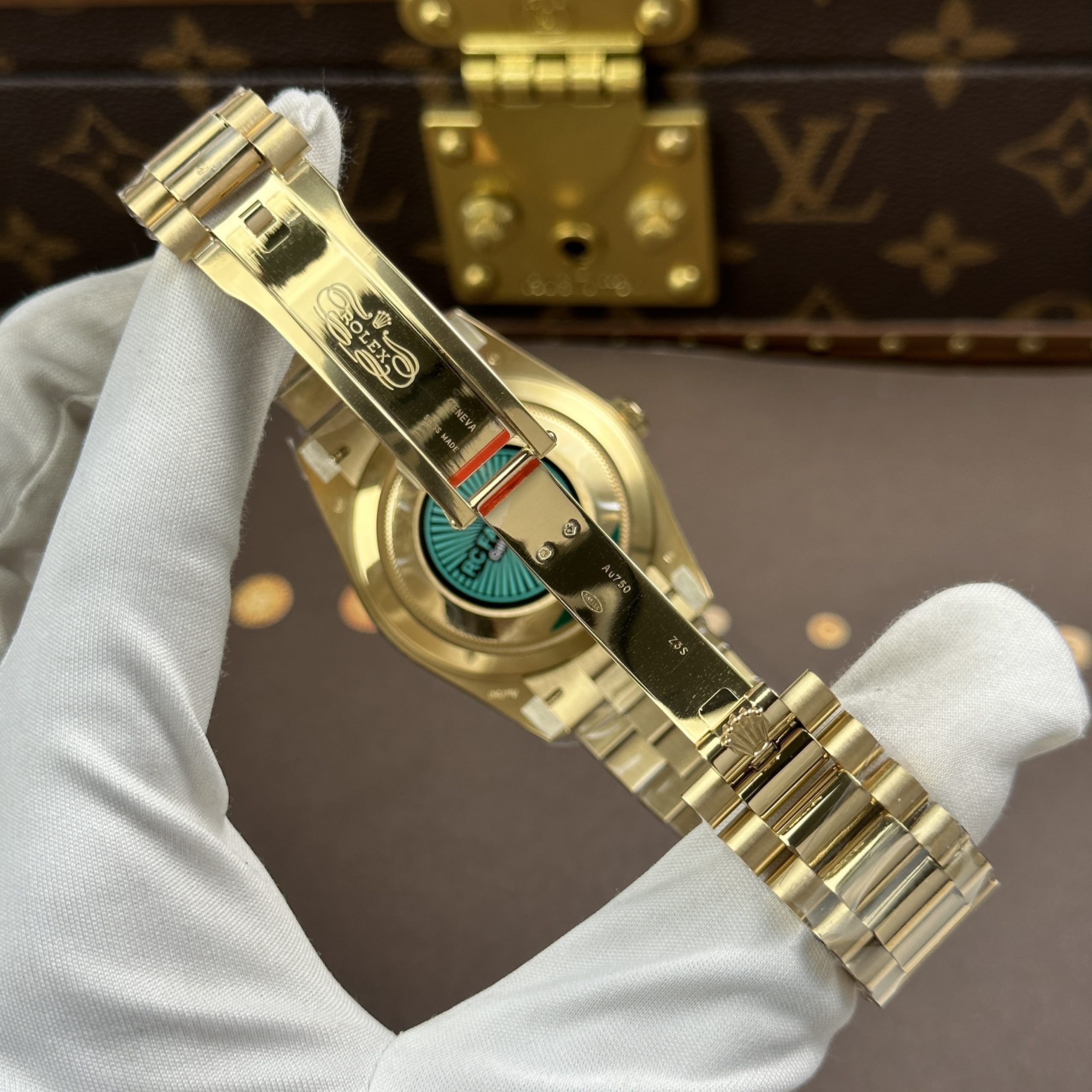 Rolex Day-Date M128238-0130 Imitaiton Watches Gold Plate Green Dial Baguette Dial Heavy Weight RC Factory 40mm (1)