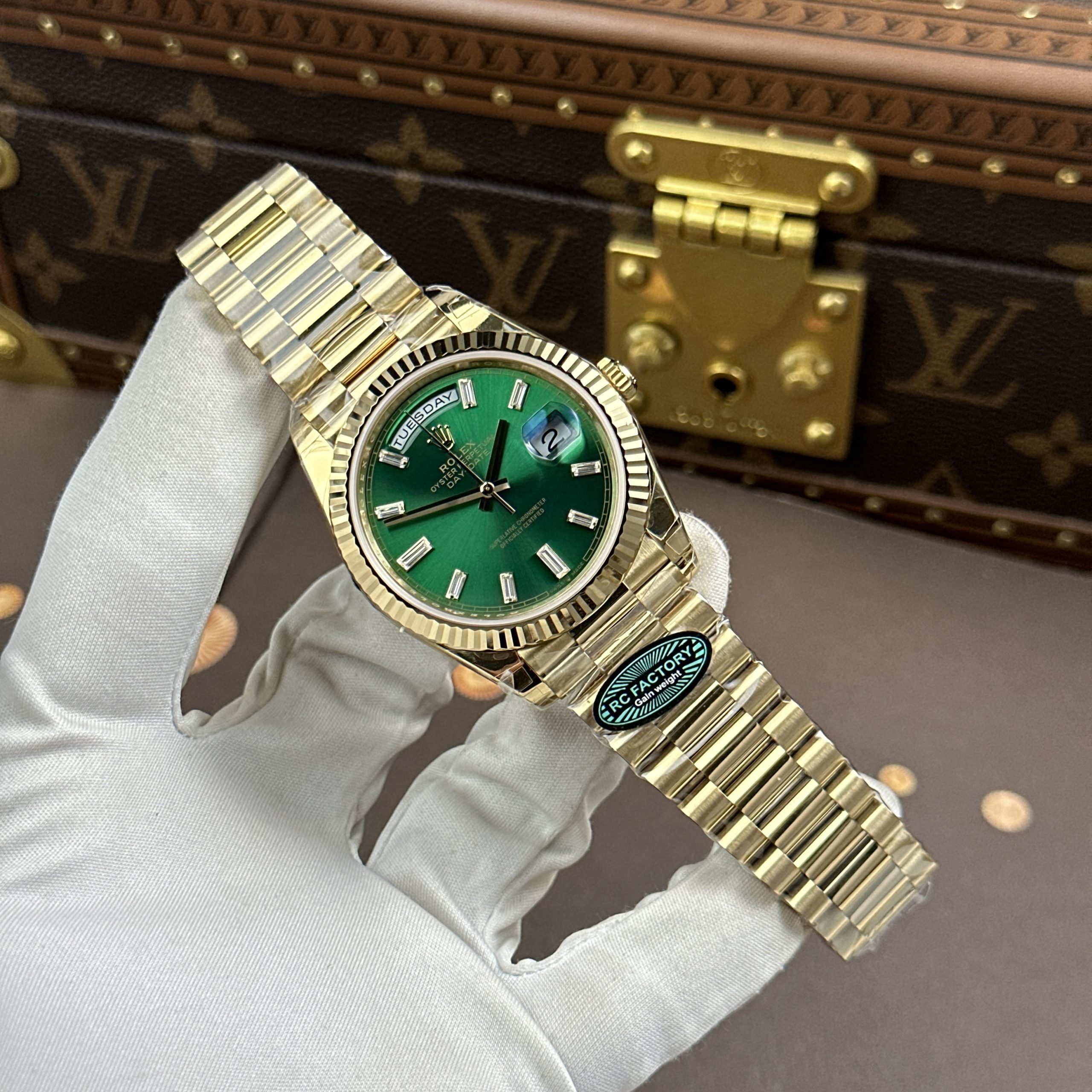 Rolex Day-Date M128238-0130 Imitaiton Watches Gold Plate Green Dial Baguette Dial Heavy Weight RC Factory 40mm (17)