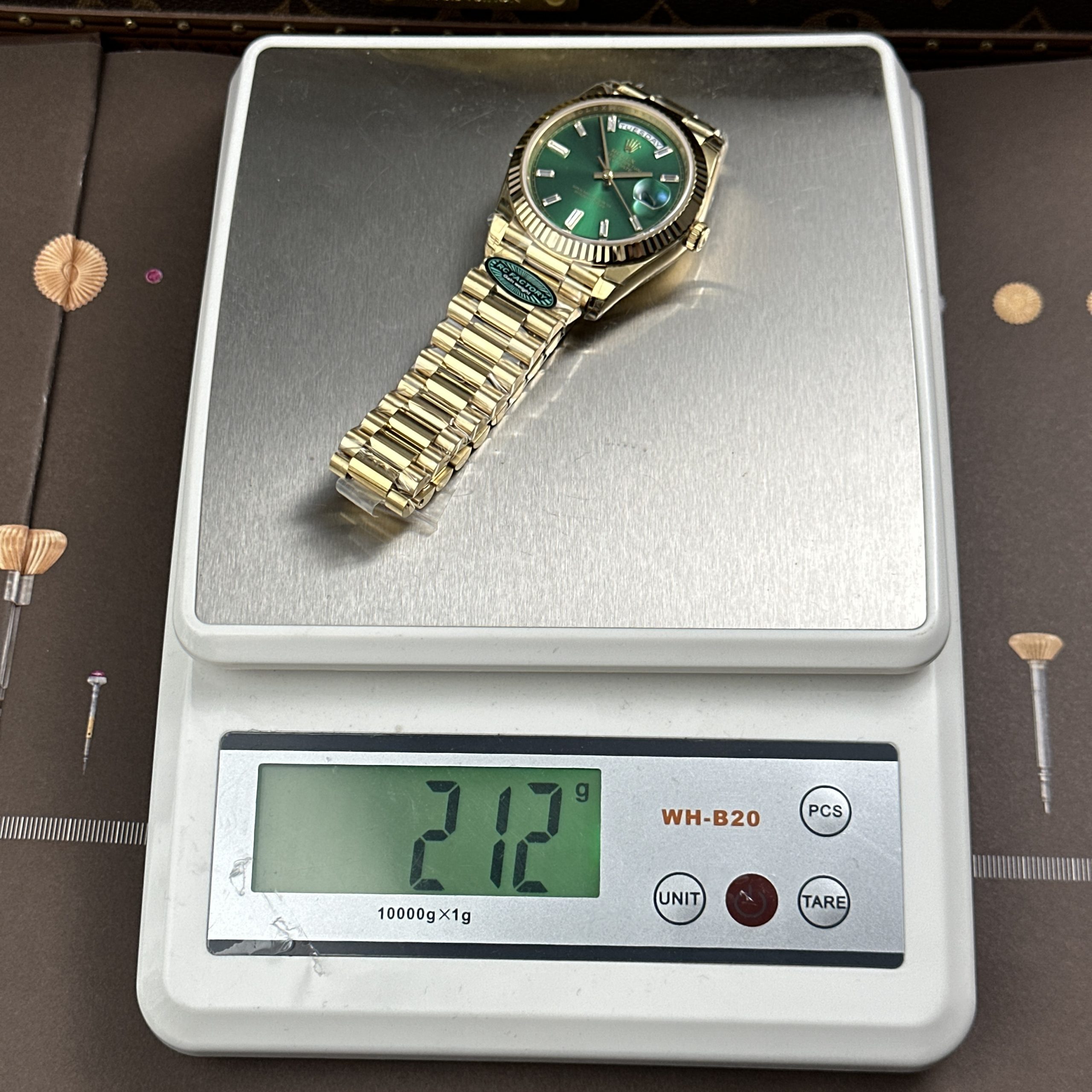 Rolex Day-Date M128238-0130 Imitaiton Watches Gold Plate Green Dial Baguette Dial Heavy Weight RC Factory 40mm (19)