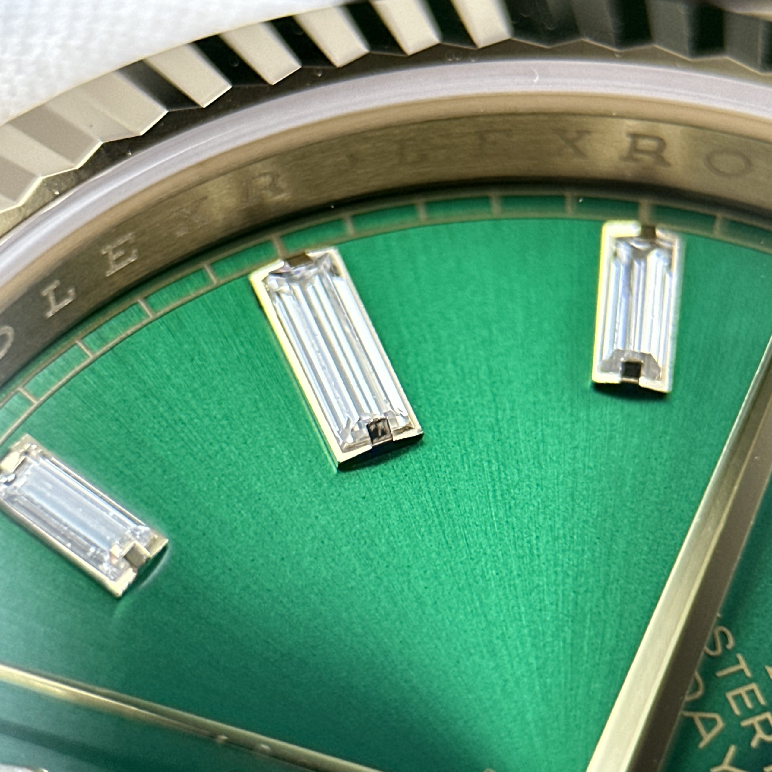 Rolex Day-Date M128238-0130 Imitaiton Watches Gold Plate Green Dial Baguette Dial Heavy Weight RC Factory 40mm (9)